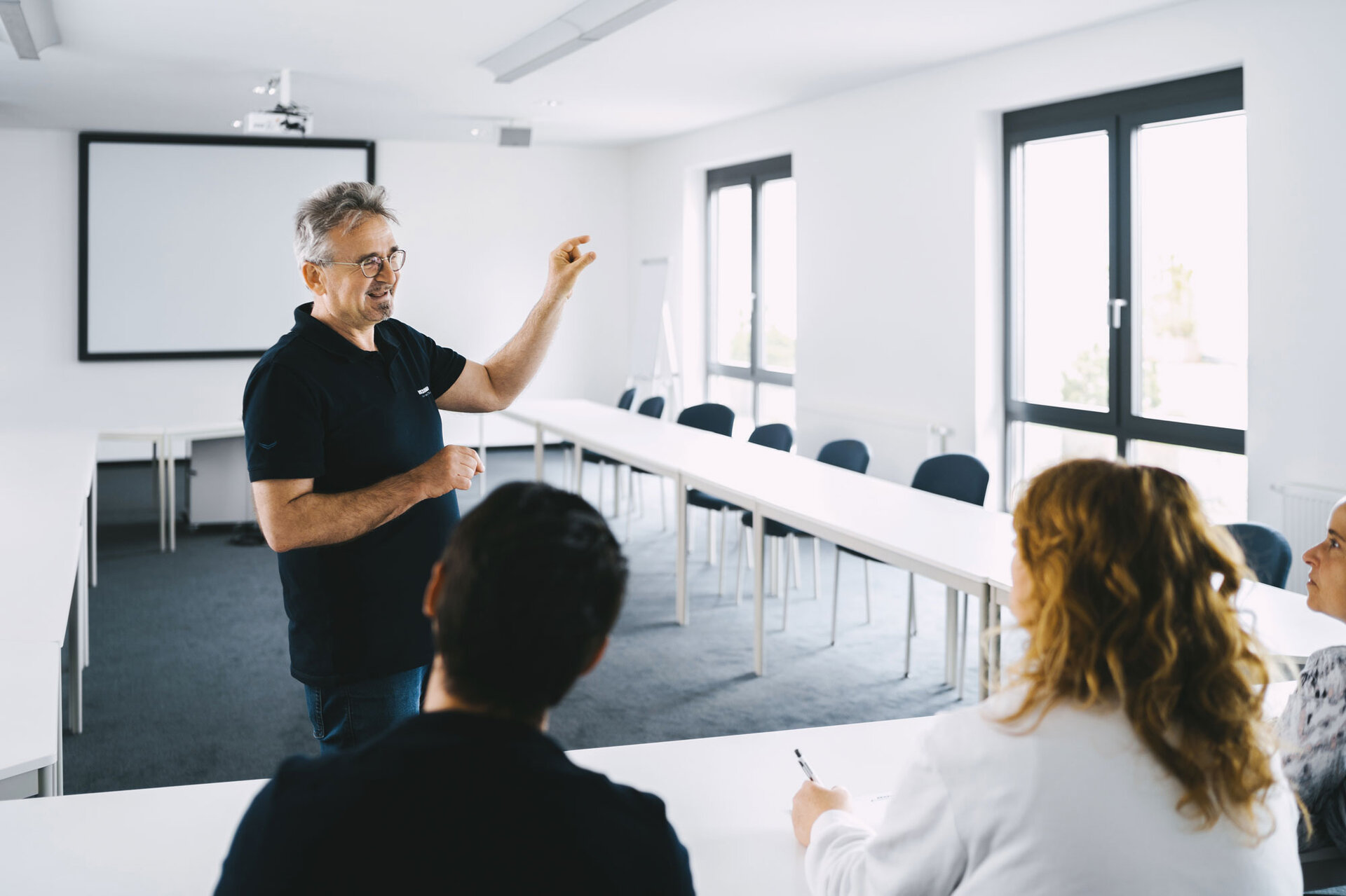 Customers at an intensive training course on the technical cleanliness of electronic assemblies. | © @The Sour Cherry Fotografie - Michaela Curtis