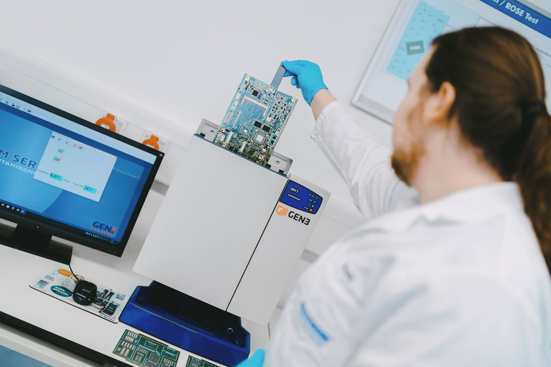 Das Bild zeigt den ROSE-Test zur Messung der ionischen Kontamination auf elektronischen Baugruppen. | © @The Sour Cherry Fotografie - Michaela Curtis