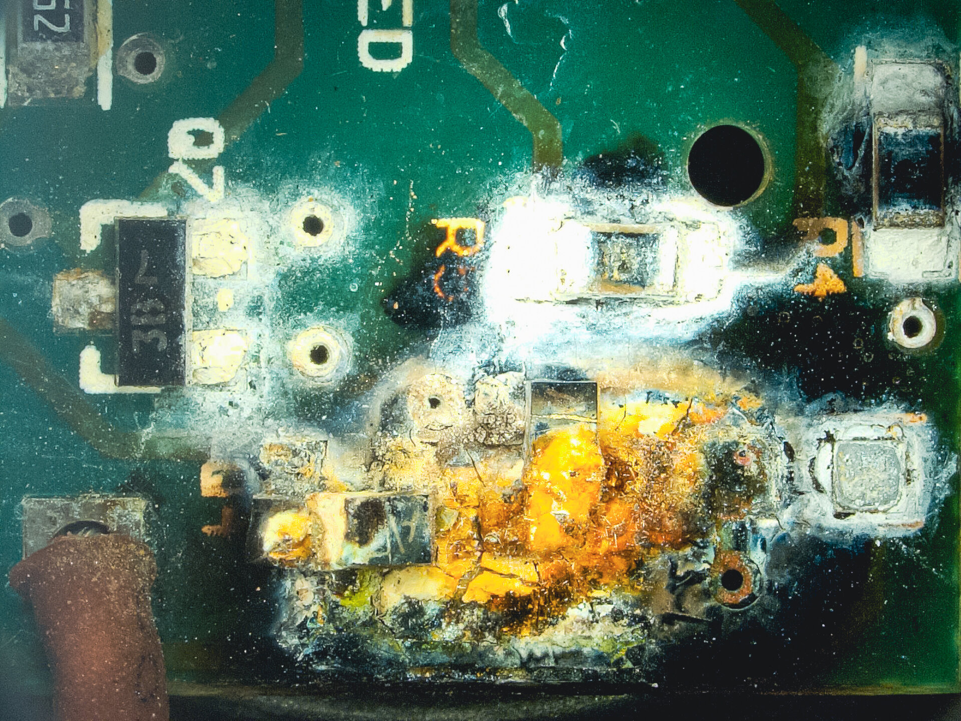 Bild eines Schadens durch Spannungsdurchschlag auf einer elektronischen Baugruppe, verursacht durch Poren im Lötstopplack. | © Zestron