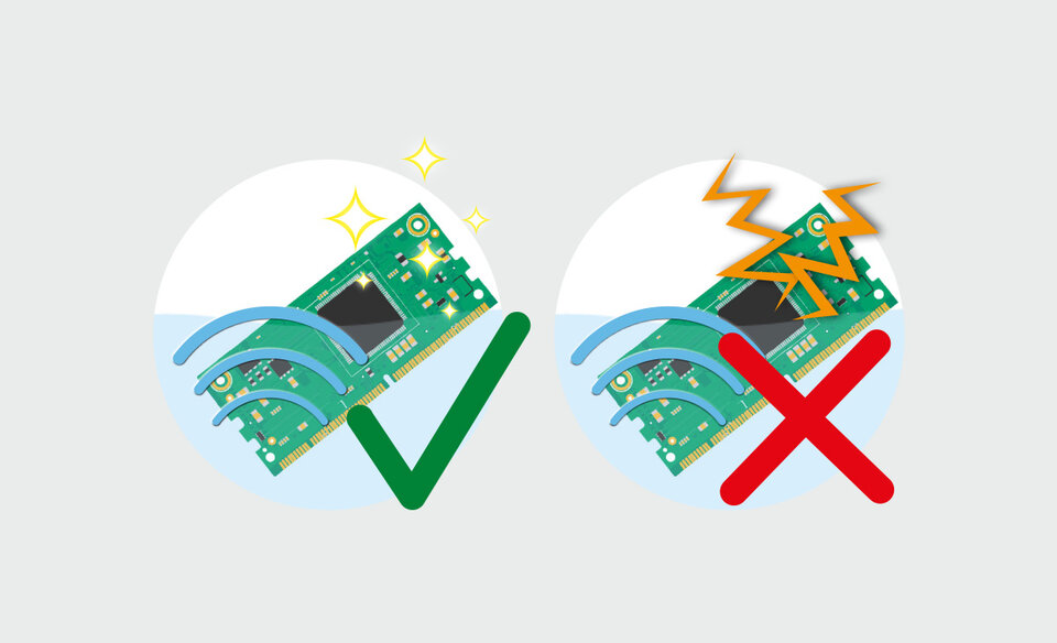 Zwei Bauteile sind nebeneinander positioniert und von einem Ultraschallbad umgeben, wobei bei dem einen Sternchen funkeln für Sauberkeit und bei dem anderen Blitze für Schwierigkeiten bei der Reinigung hinzugefügt wurden.