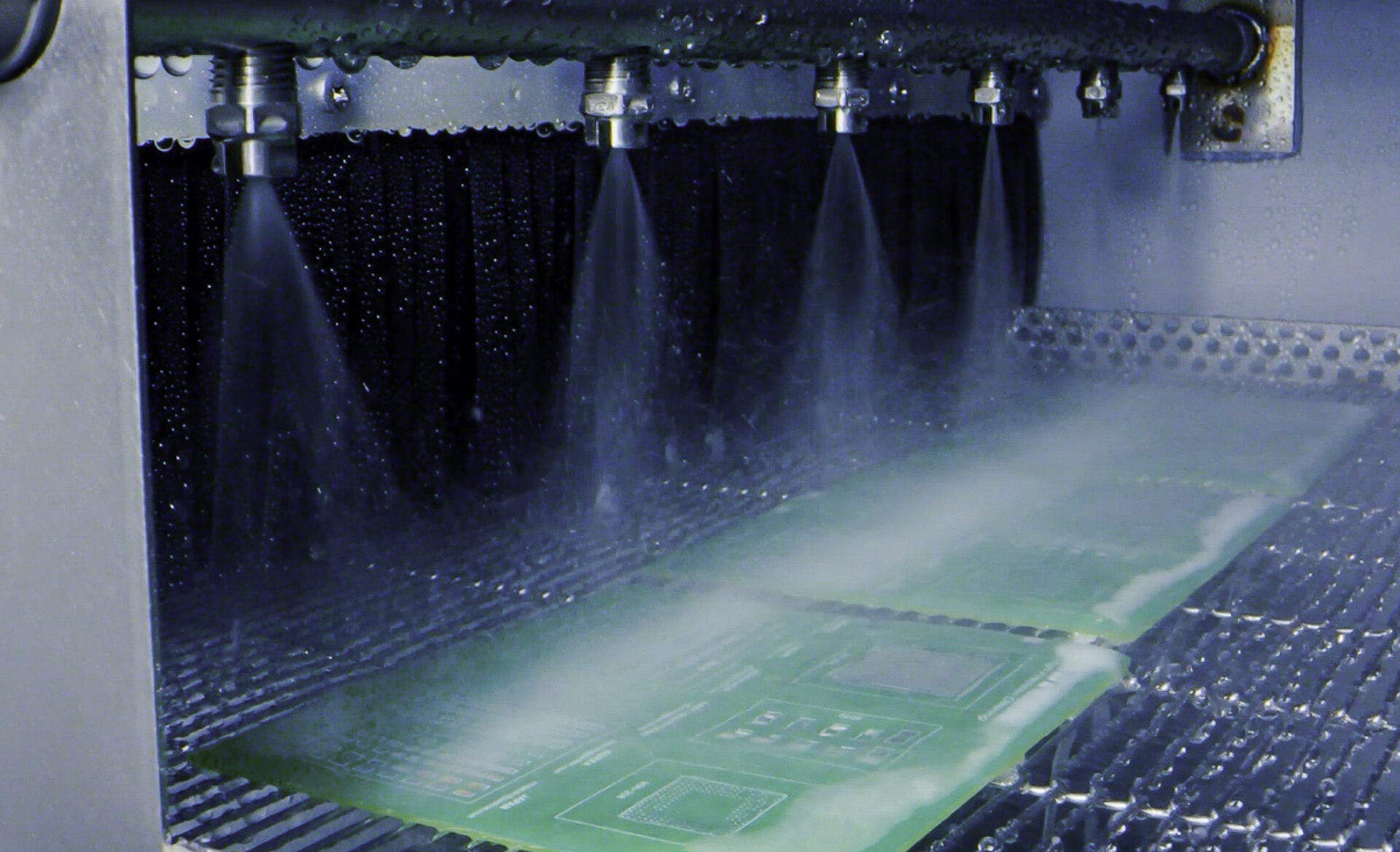 Electronics cleaning with pressurised flow in a cleaning system. | © Zestron