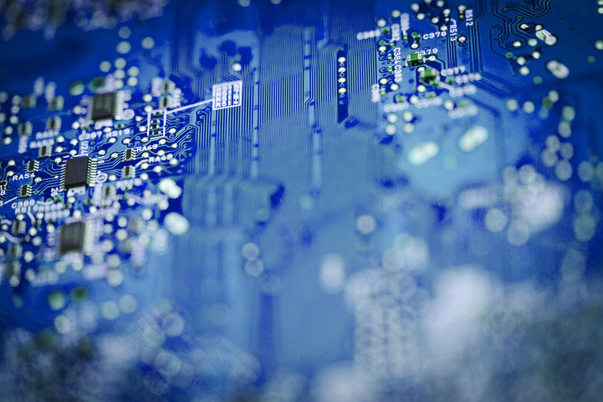 Gros plan sur un circuit imprimé bleu après le nettoyage du module, exempt de résidus de flux et idéalement préparé pour les étapes de fabrication suivantes. | © Mateusz Liberra – stock.adobe.com