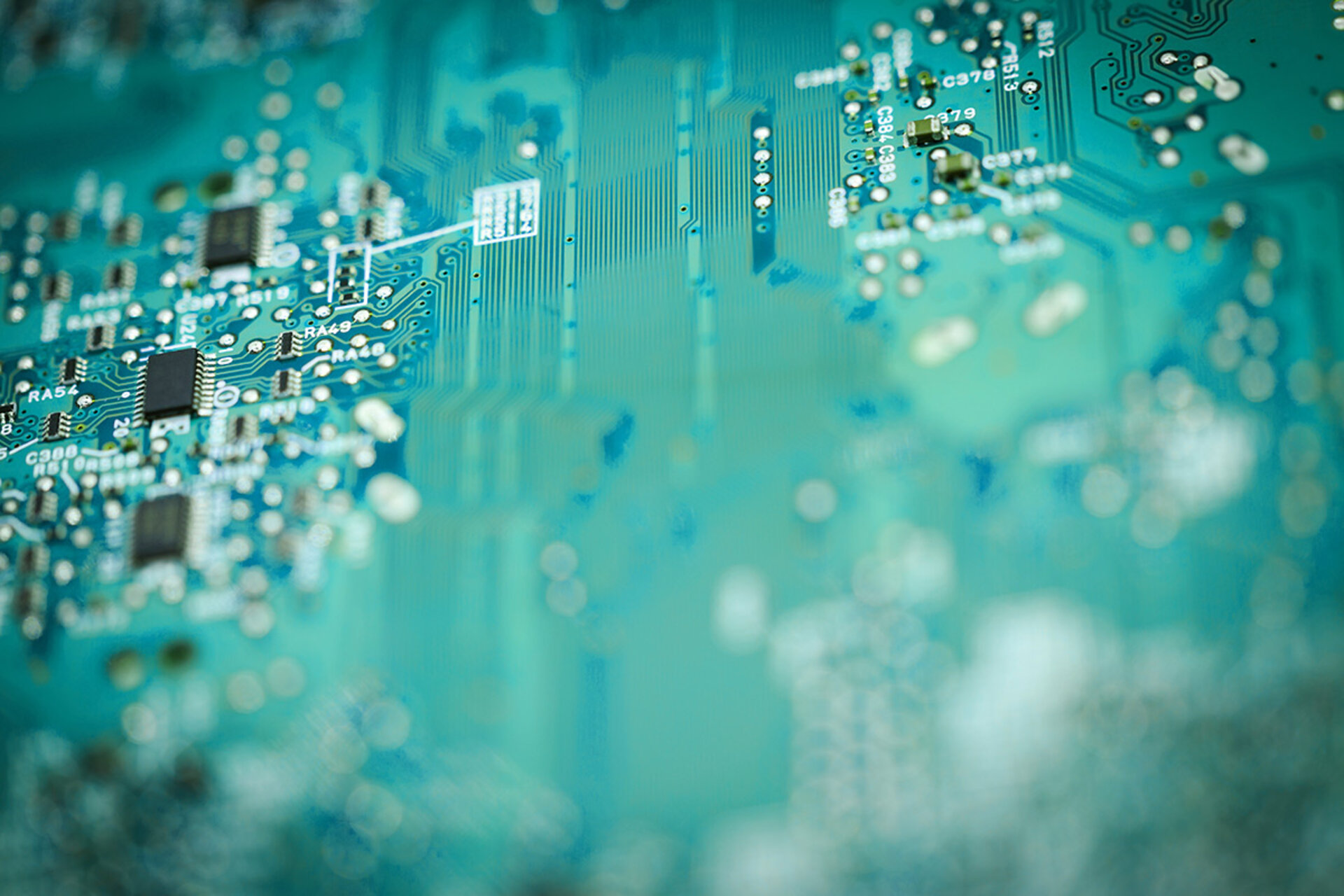 Détail d'un circuit imprimé débarrassé des résidus de flux des pâtes à braser NoClean par un processus de nettoyage semi-aqueux. | © Mateusz Liberra – stock.adobe.com