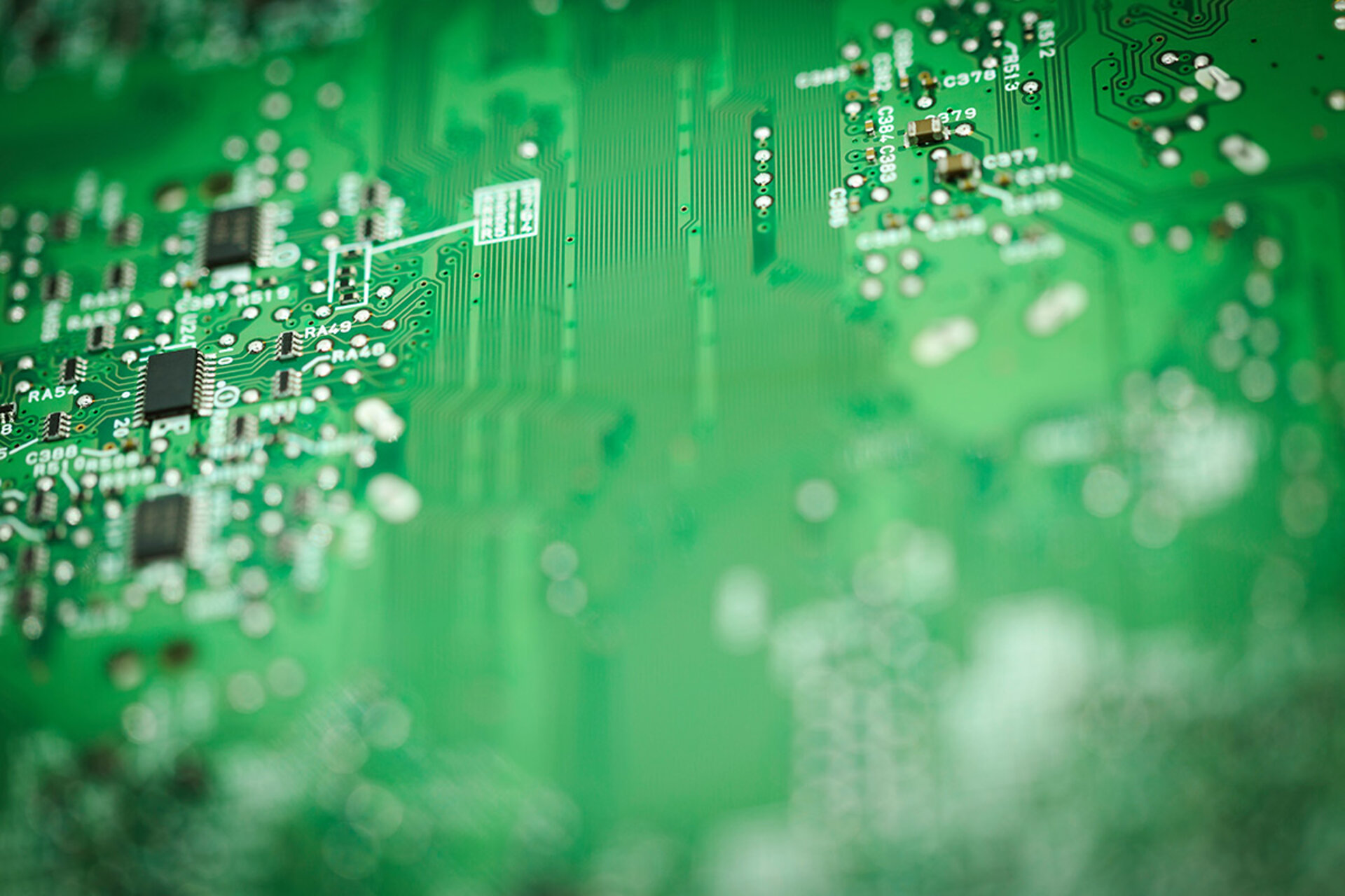 Gros plan sur un circuit imprimé vert. | © Mateusz Liberra – stock.adobe.com