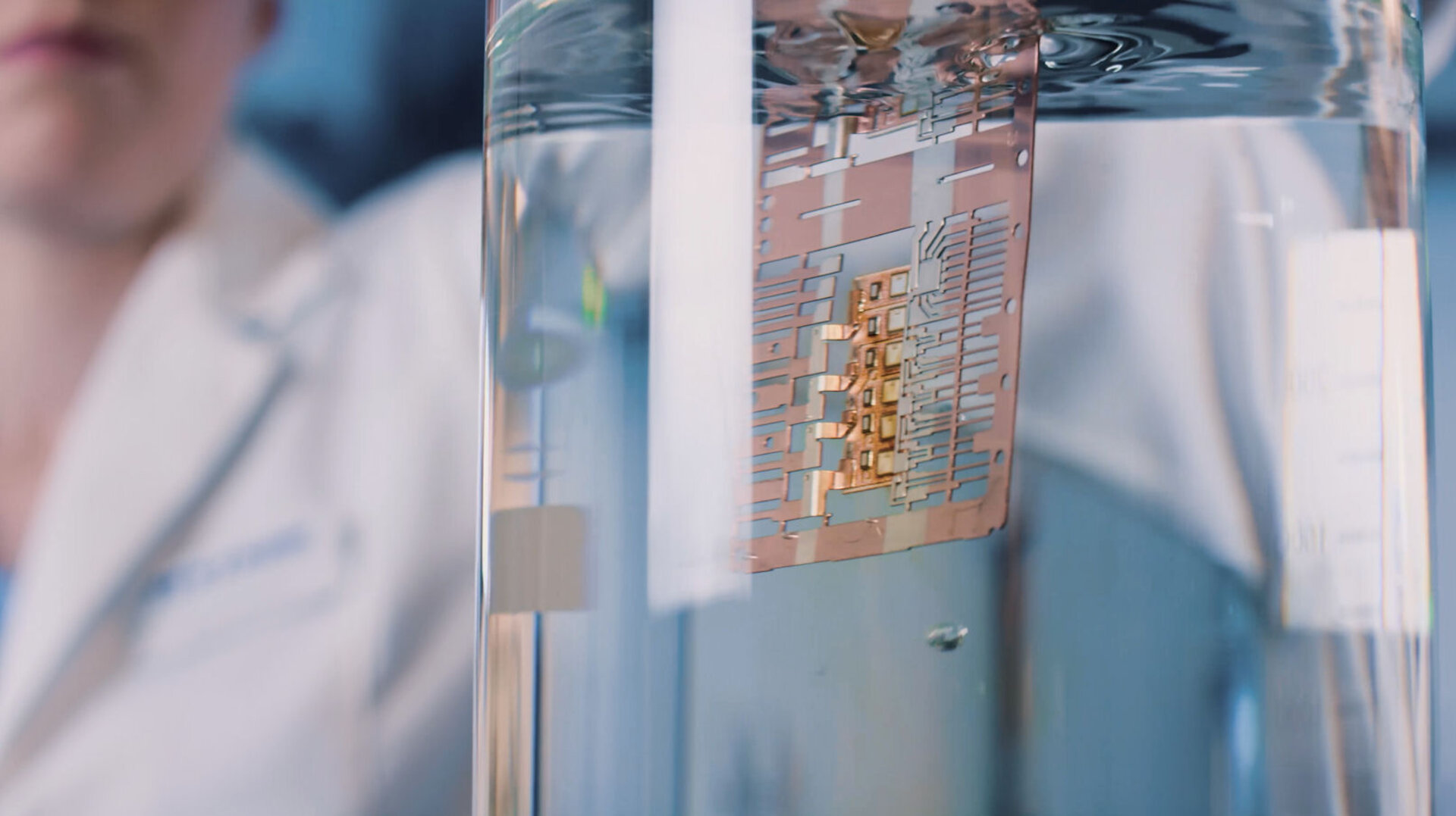 L'employé surveille le processus de nettoyage de l'électronique de puissance afin d'éliminer les résidus de flux et les couches d'oxyde des substrats et des surfaces de puces.