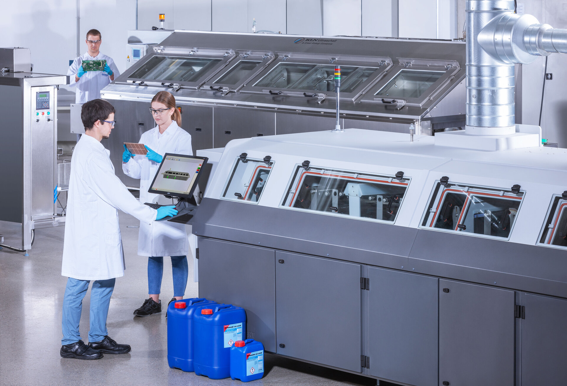 Les employés surveillent le processus de nettoyage des Power LED, au cours duquel les résidus de flux sont éliminés des surfaces du substrat et de la puce. Cela garantit une meilleure qualité de bonding et réduit le risque de défauts de puces.