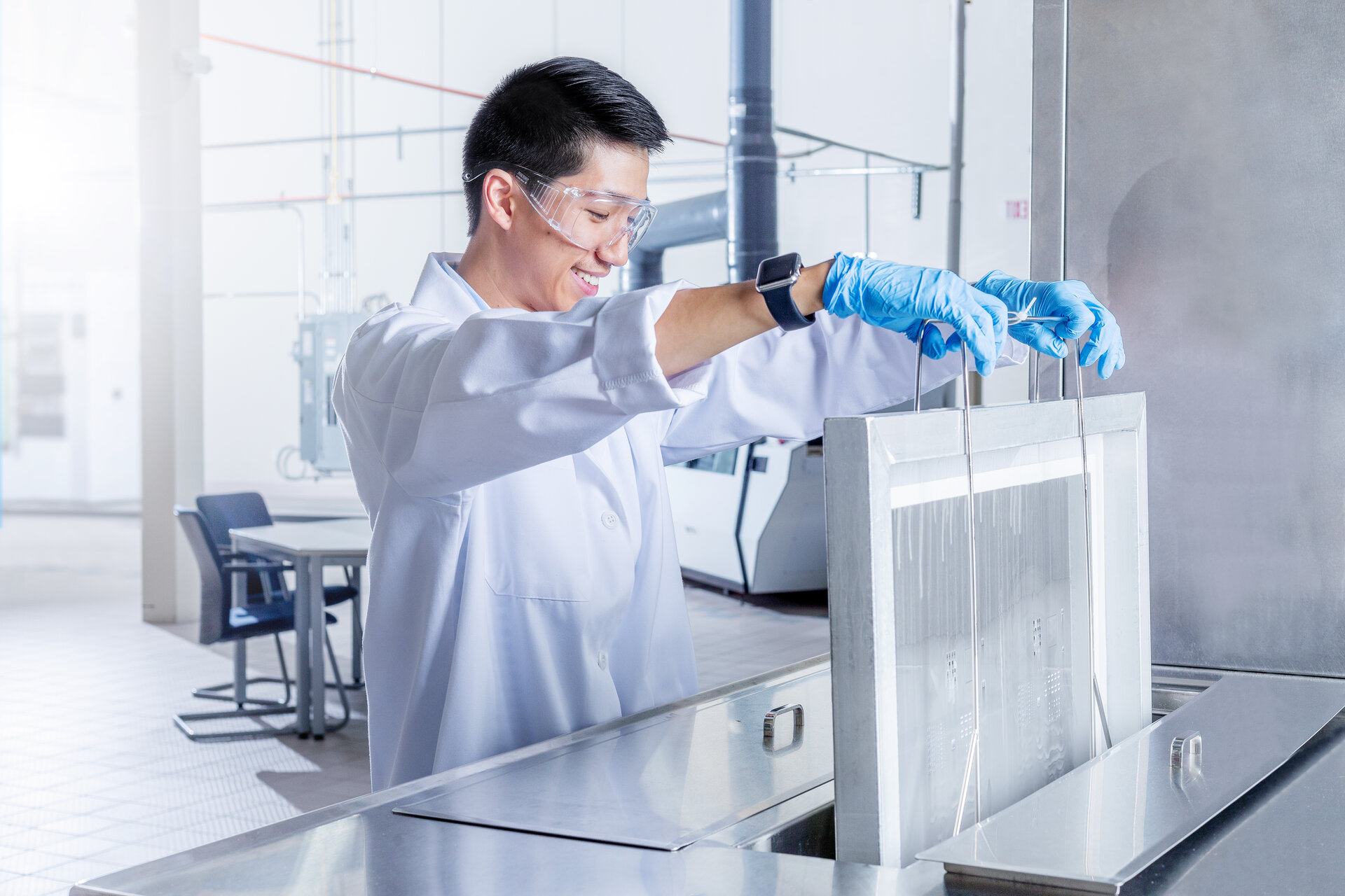 Primer plano de un esténcil SMT durante el proceso de limpieza para eliminar eficazmente los residuos de pasta de soldadura y garantizar una calidad de impresión óptima. | © Zestron