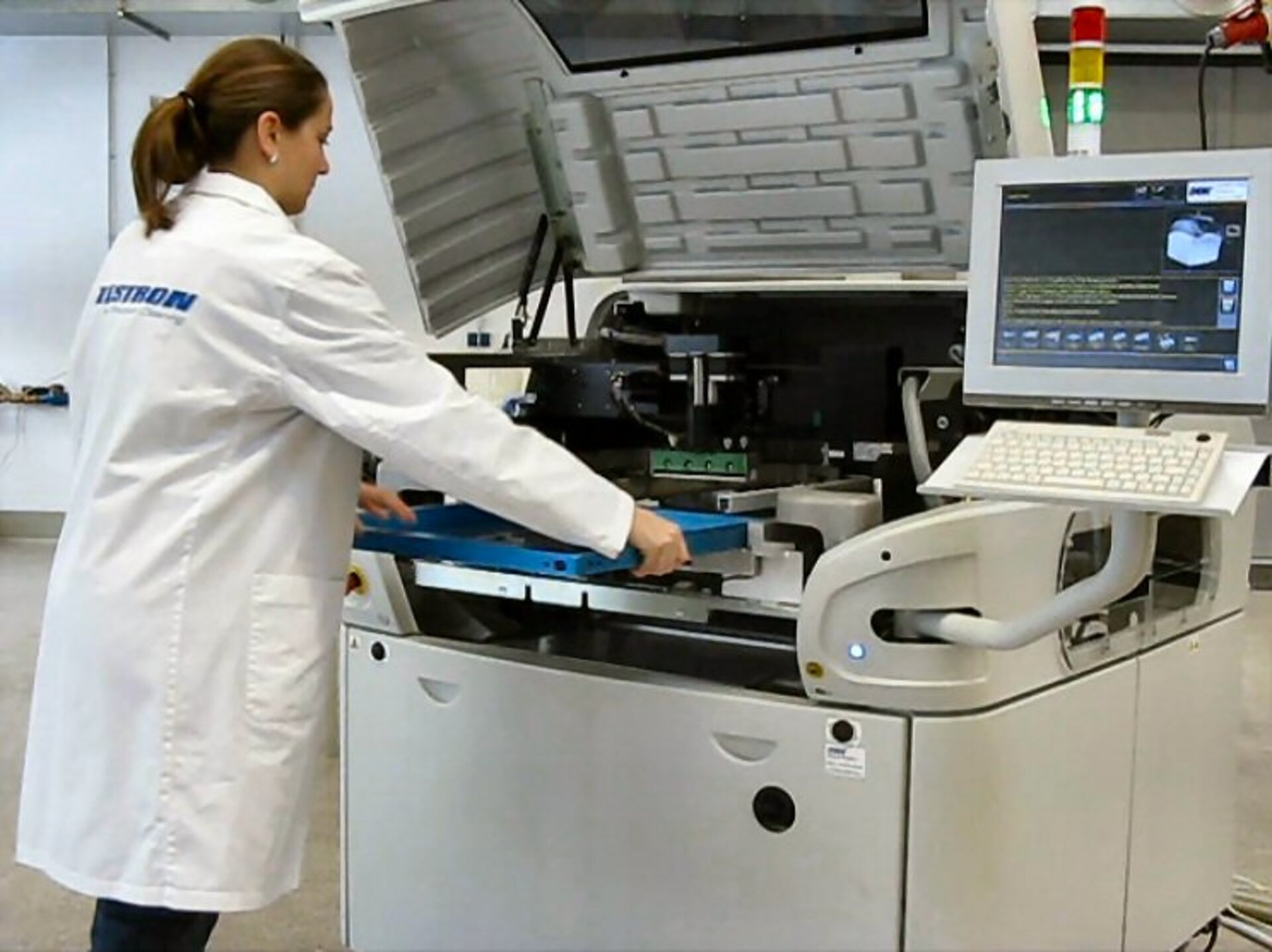 Mantenimiento regular de la parte inferior del esténcil con limpiadores compatibles para garantizar unos resultados de impresión óptimos y constantes. | © Zestron