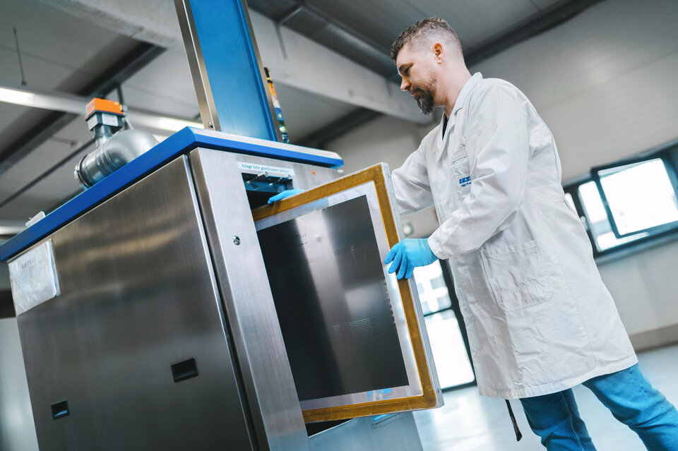 Eine Person steht vor der Reinigungsmaschine, um eine Schablonenreinigung durchzuführen. | © @The Sour Cherry Fotografie - Michaela Curtis