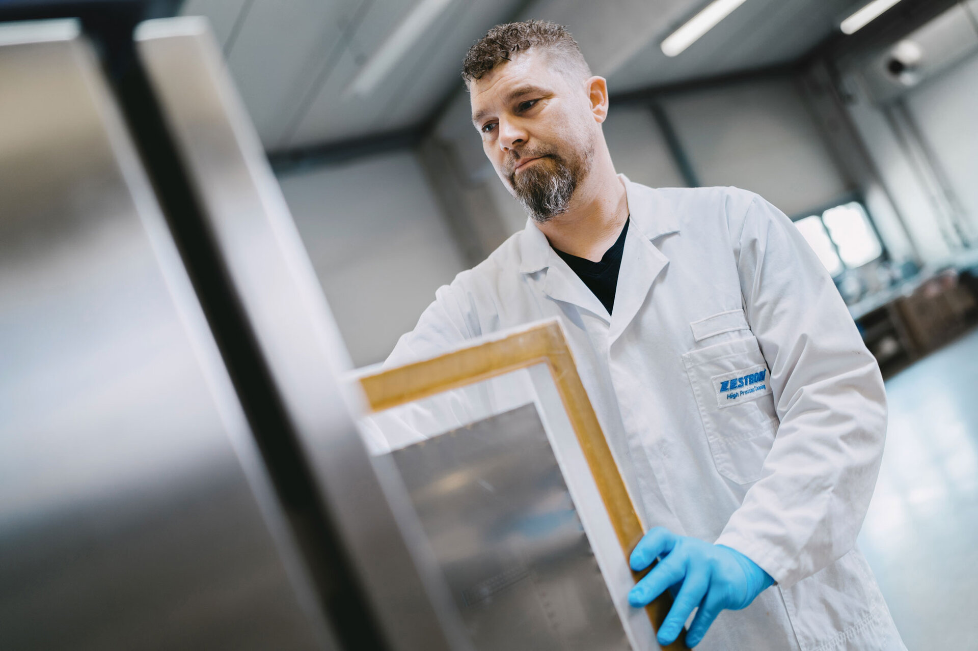 Un empleado del laboratorio prepara una plantilla para el proceso de limpieza.  | © @The Sour Cherry Fotografie - Michaela Curtis
