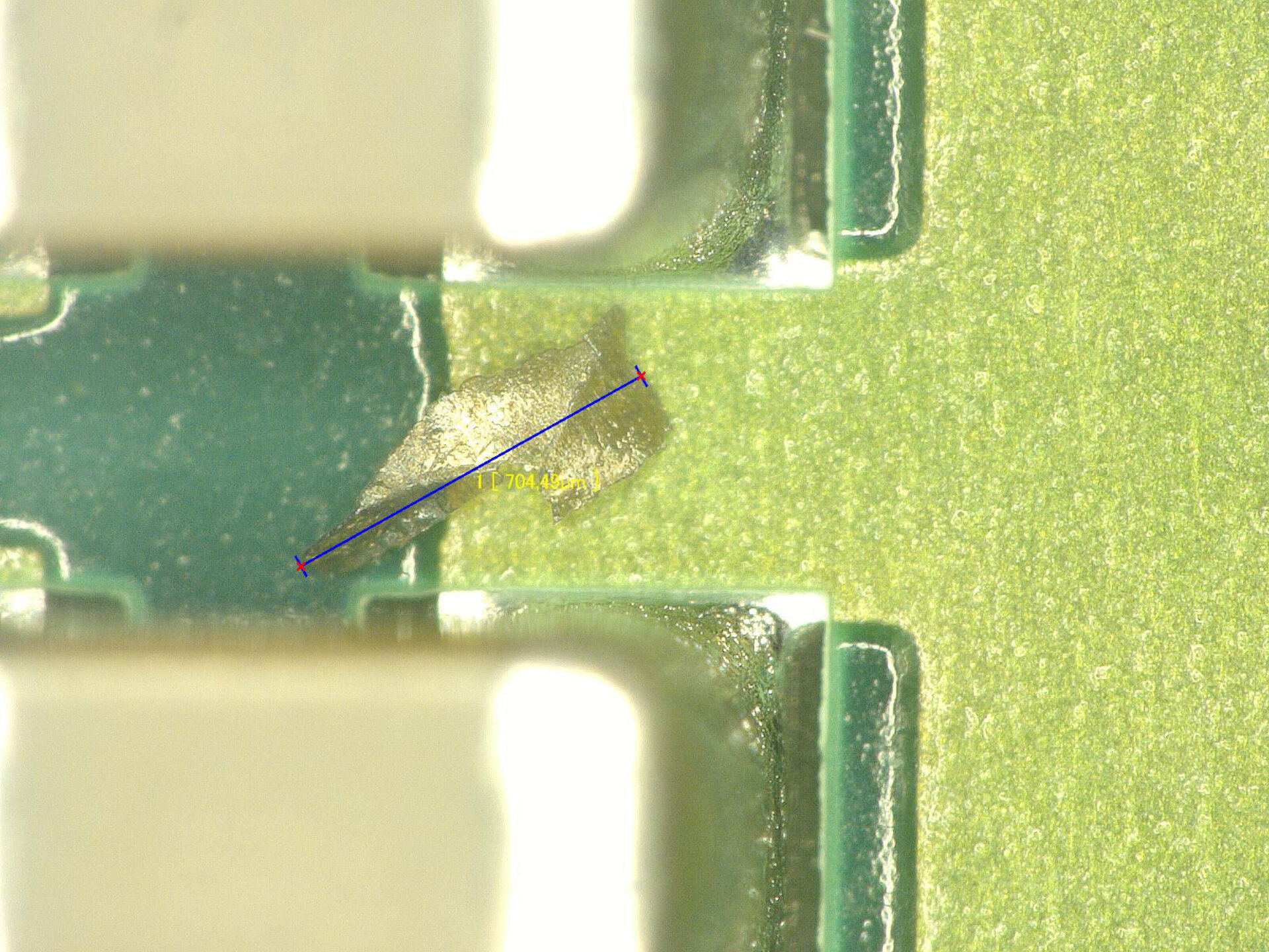 Gros plan sur une particule analysée pour évaluer les risques de défaillance dans les composants électroniques dans le contexte de la propreté technique. | © ZESTRON