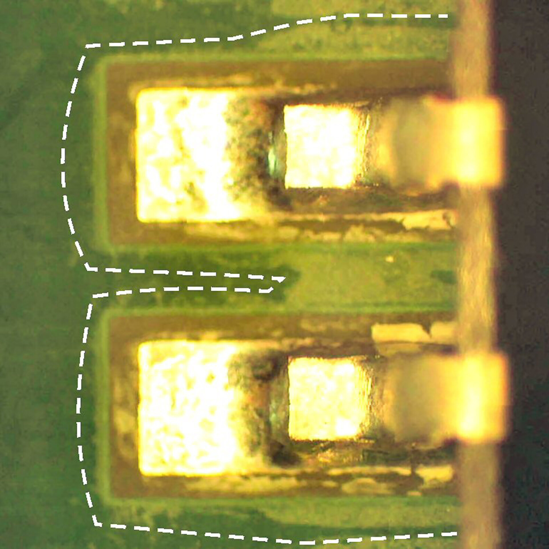 Flussmittelrückstände auf der elektronischen Baugruppe sind teilweise entfernt worden. | © Zestron