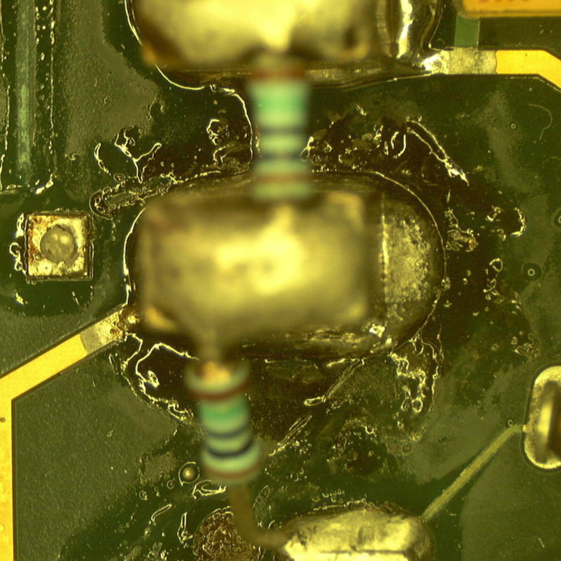 Auf der Leiterplatte sind Flussmittelrückstände zu sehen.  | © Zestron