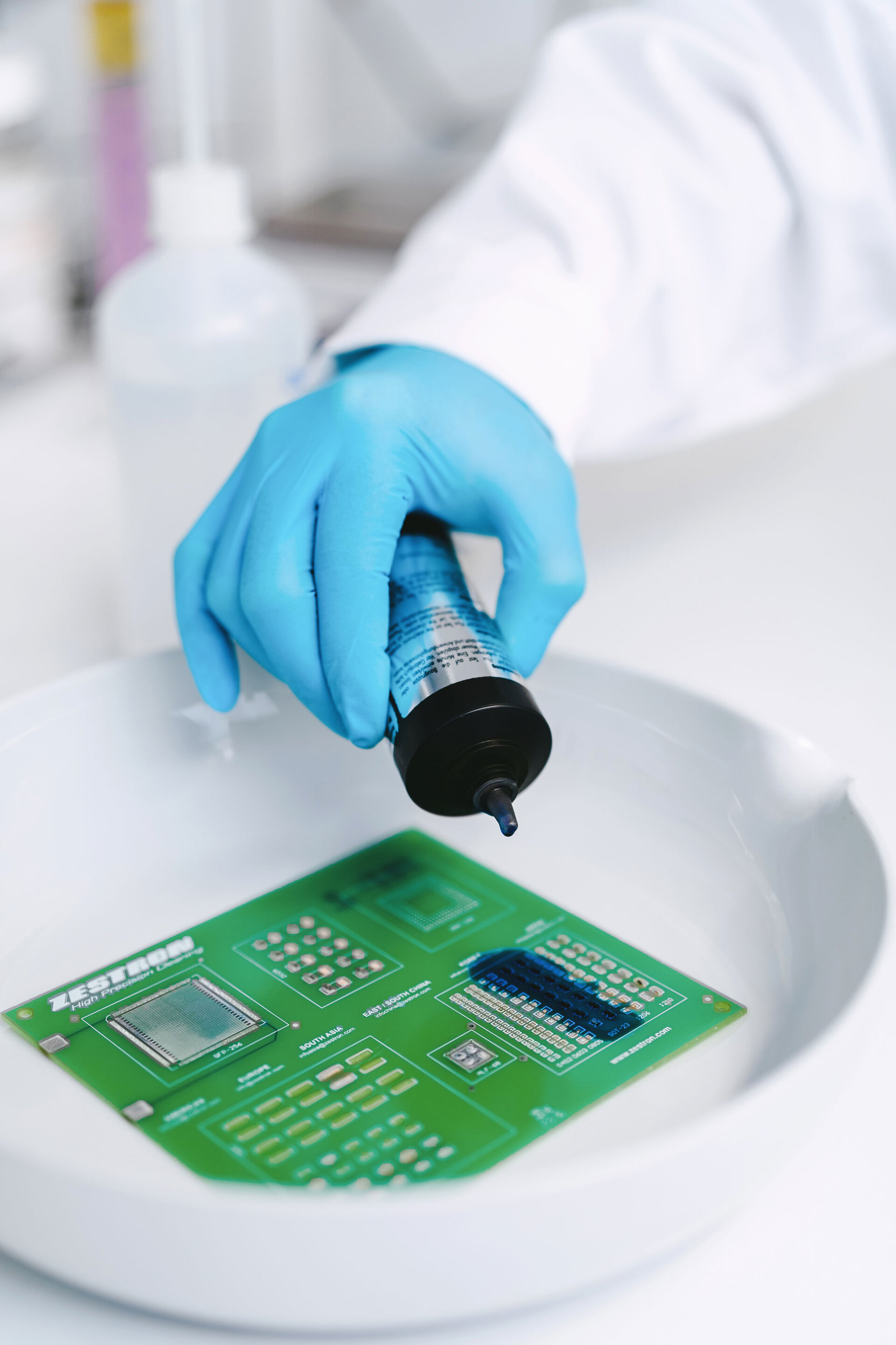 Für die Elektronikreinigung wird eine Messung von Flussmittelrückständen mithilfe des Flux-Test vorgenommen.  | © @The Sour Cherry Fotografie - Michaela Curtis