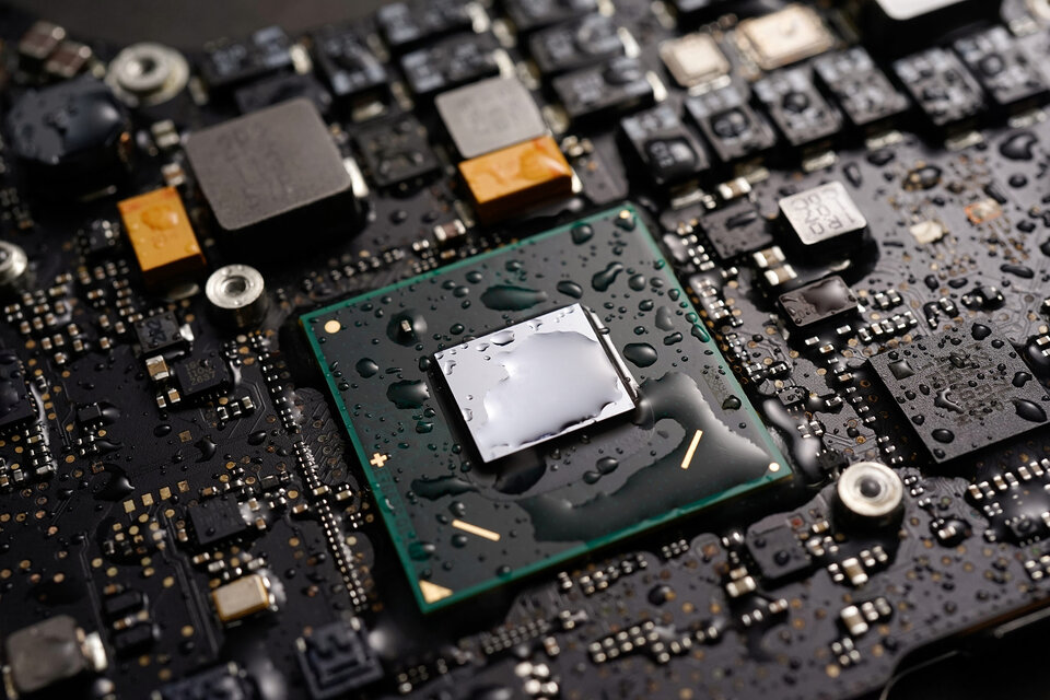L’image montre un gros plan d’un assemblage électronique exposé à l’humidité. | © ZESTRON