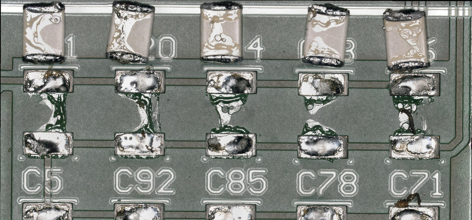 Es ist eine Leiterplatte zusehen, auf der Flussmittelrückstände die Zuverlässigkeit der Leiterplatte beeinträchtigen. | © Zestron