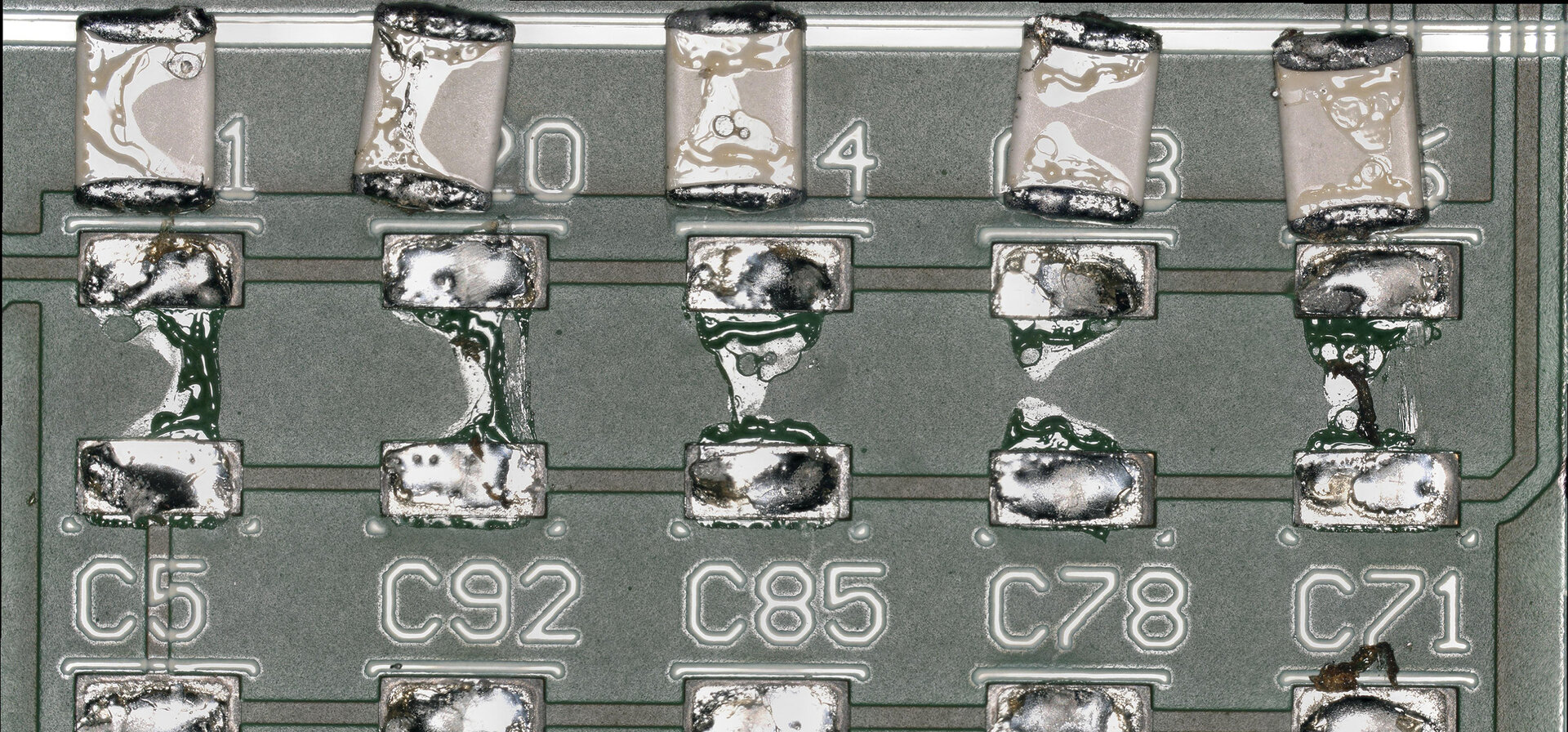 Se puede ver una placa de circuito impreso en la que los residuos de fundente perjudican la fiabilidad de la placa. | © Zestron