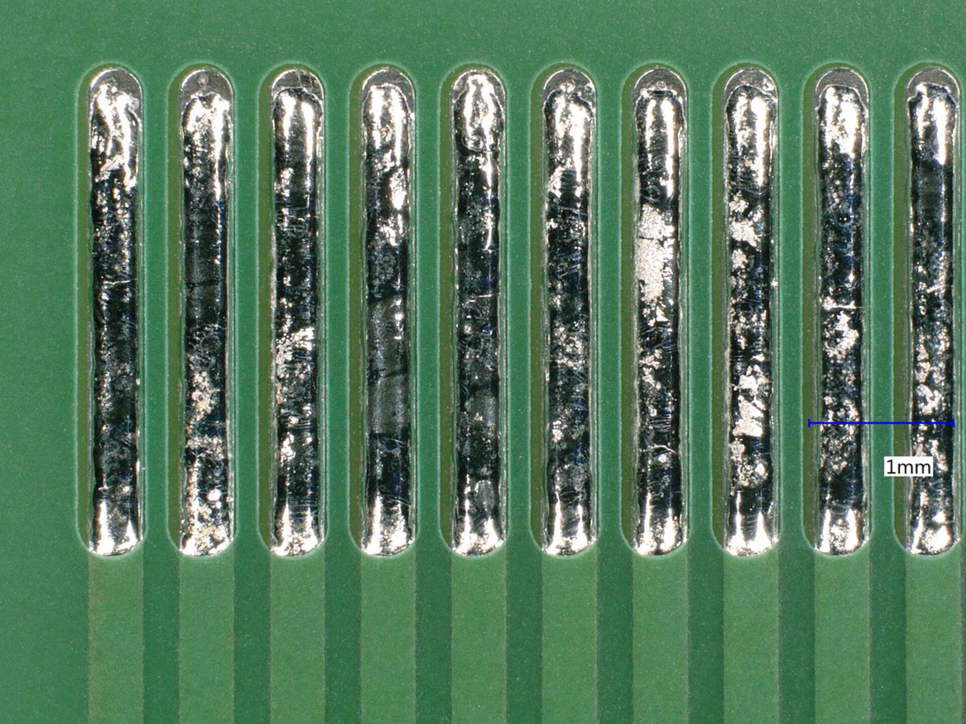 Eine grüne Leiterplatte ist nach dem Ultraschallreinigungsprozess zu sehen, bei dem alle Flussmittelrückstände vollständig entfernt wurden.  | © Zestron