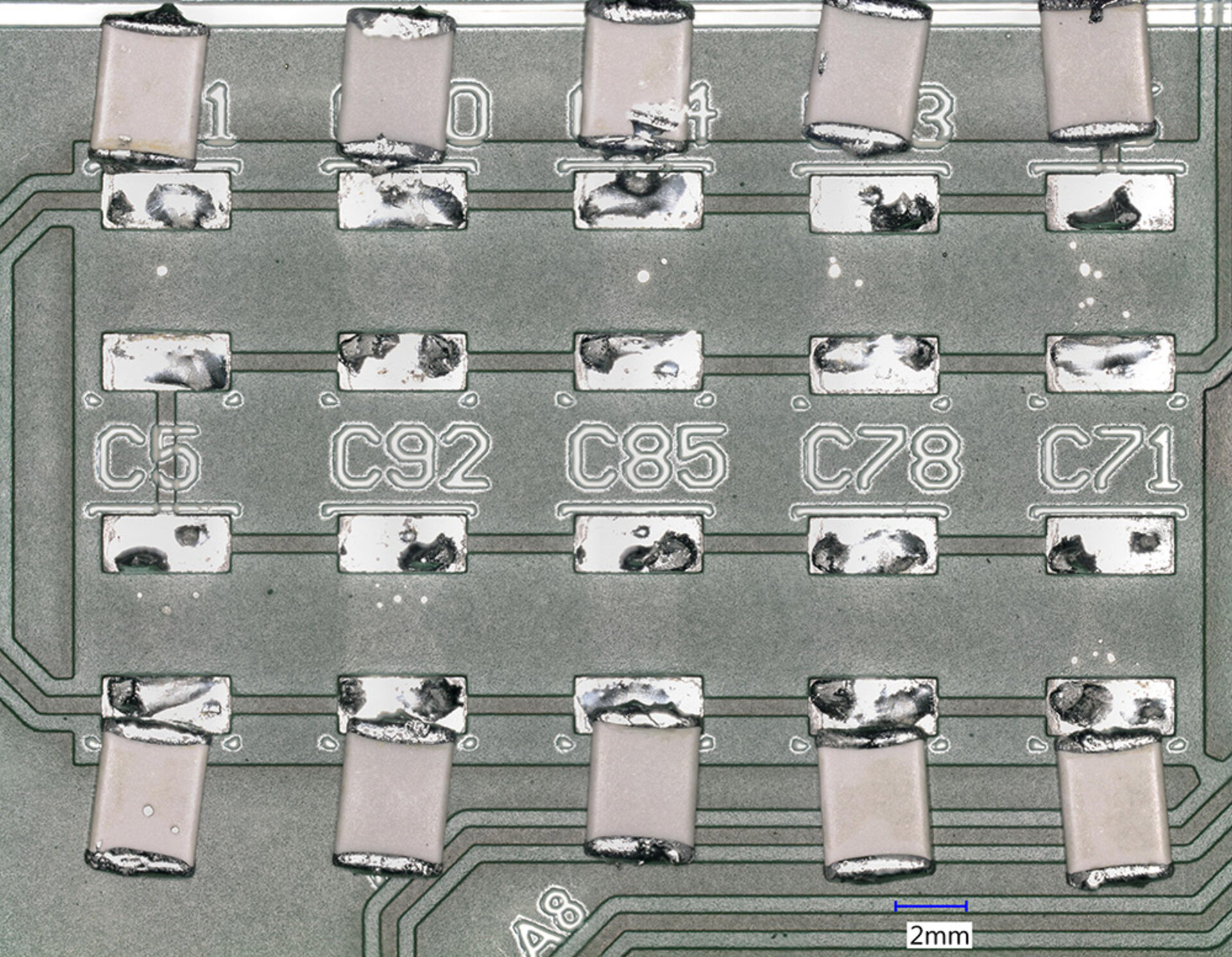 Das Bild zeigt die Bereiche nach der Ultraschallreinigung, bei der die Flussmittelrückstände auch unter den Kondensatoren zuverlässig entfernt wurden.