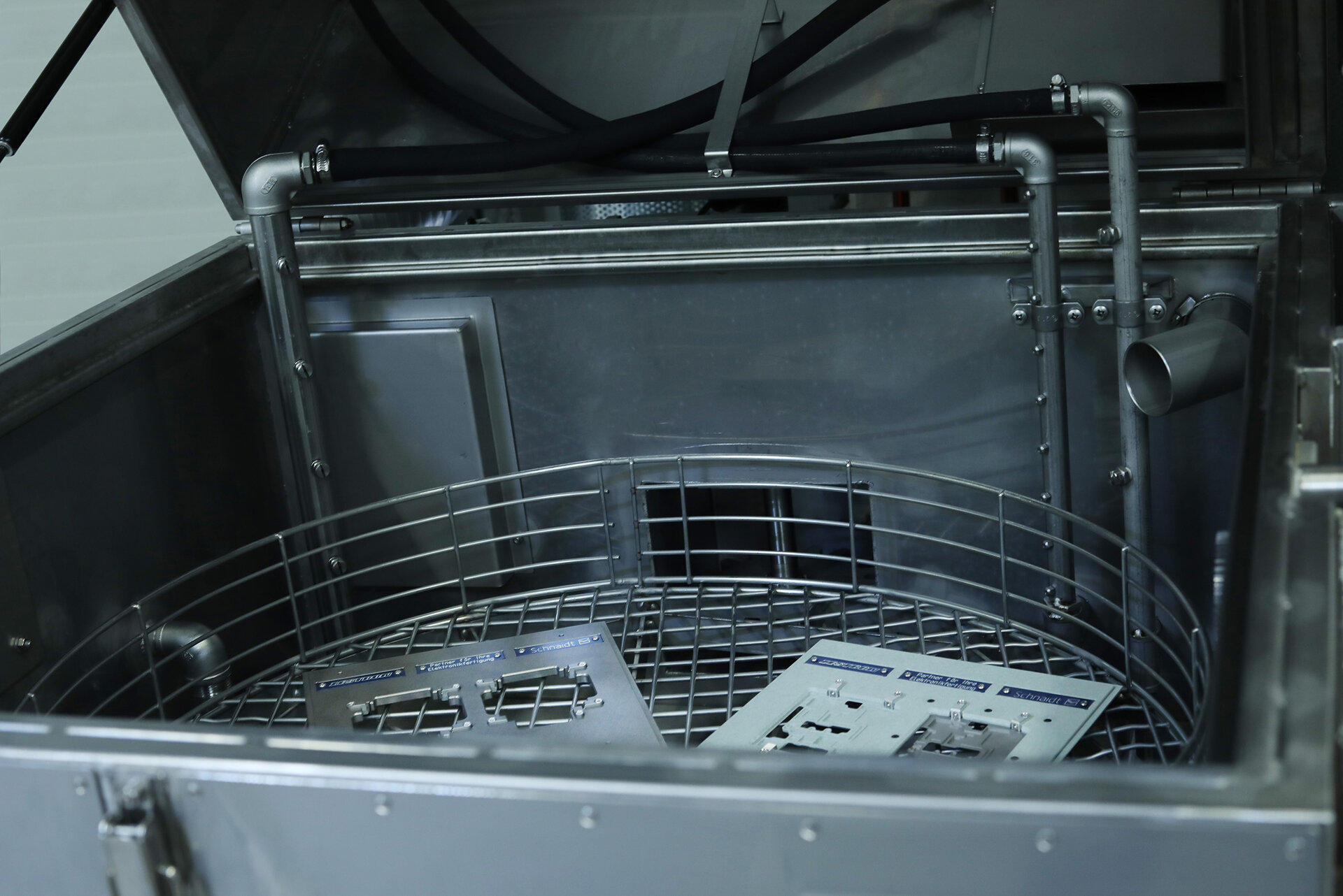 Automated machine cleaning of two frames for the best possible cleaning results. | © Zestron