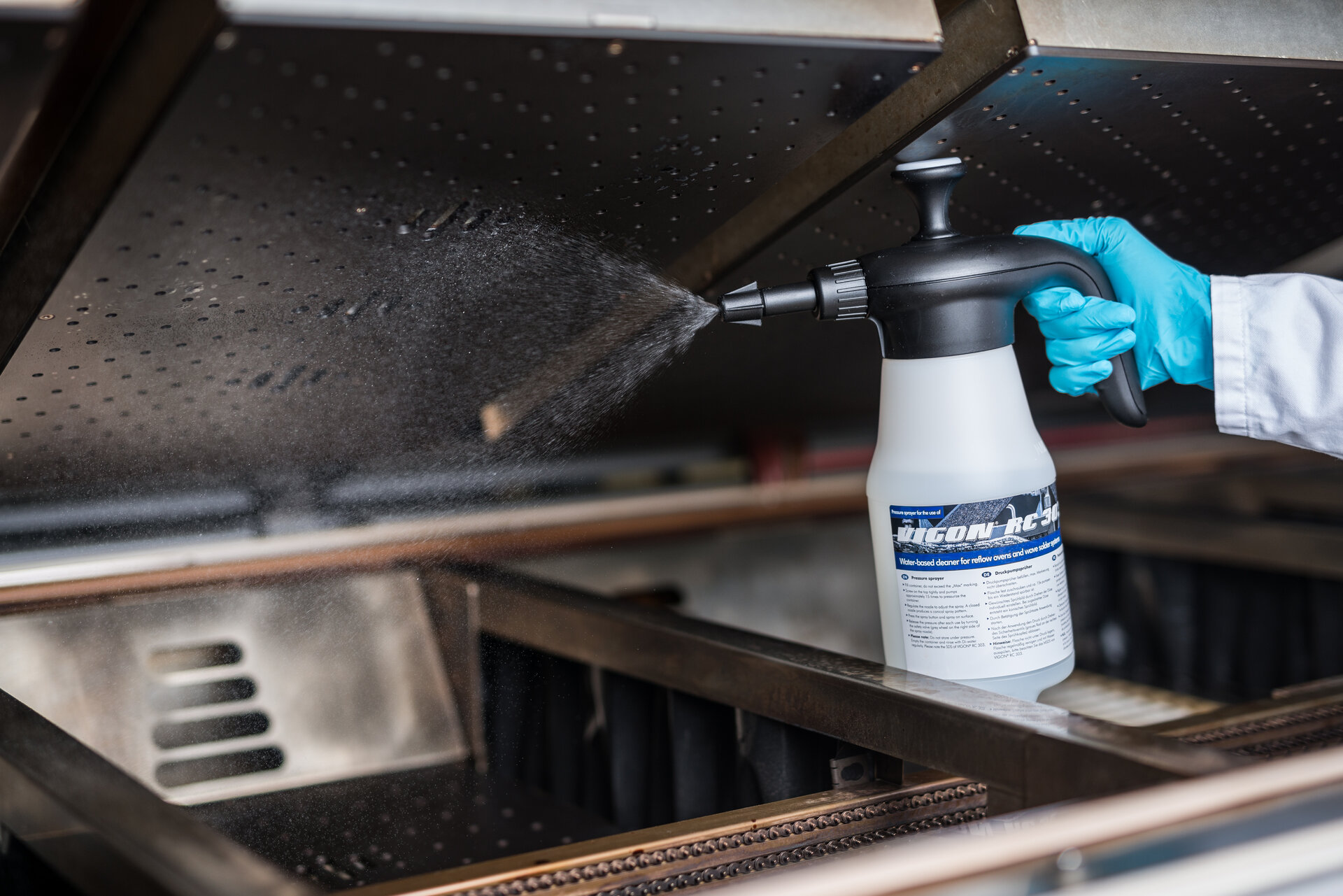 Manual cleaning application of a VIGON product. | © @Zestron