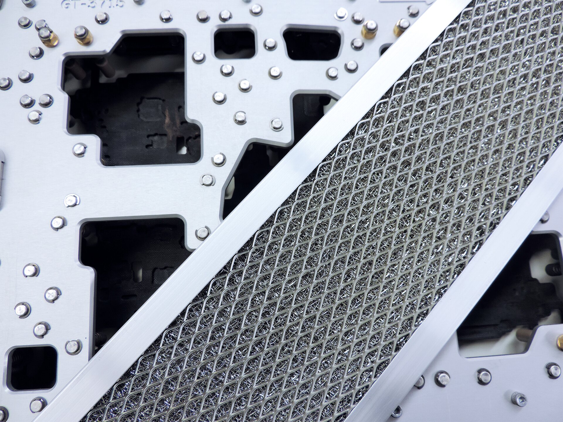 Proceso de limpieza para el mantenimiento de una placa de circuito, mostrando un primer plano de la placa de circuito. | © @Zestron