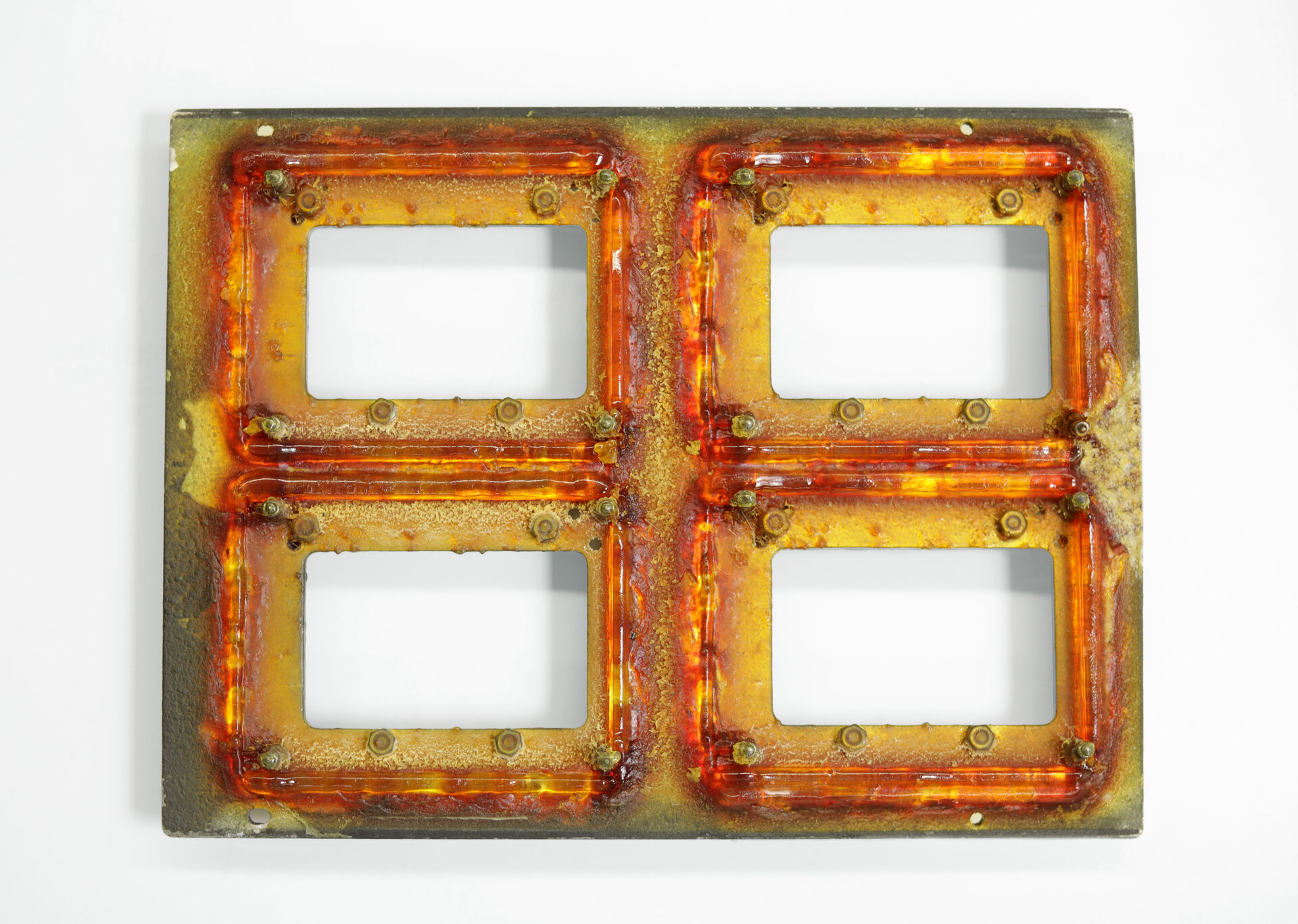 Es wird eine Nahaufnahme von einer verschmutzten Beschichtungspalette gezeigt als Beispiel für typische Verunreinigungen in der Wartungsreinigung. | © @Zestron