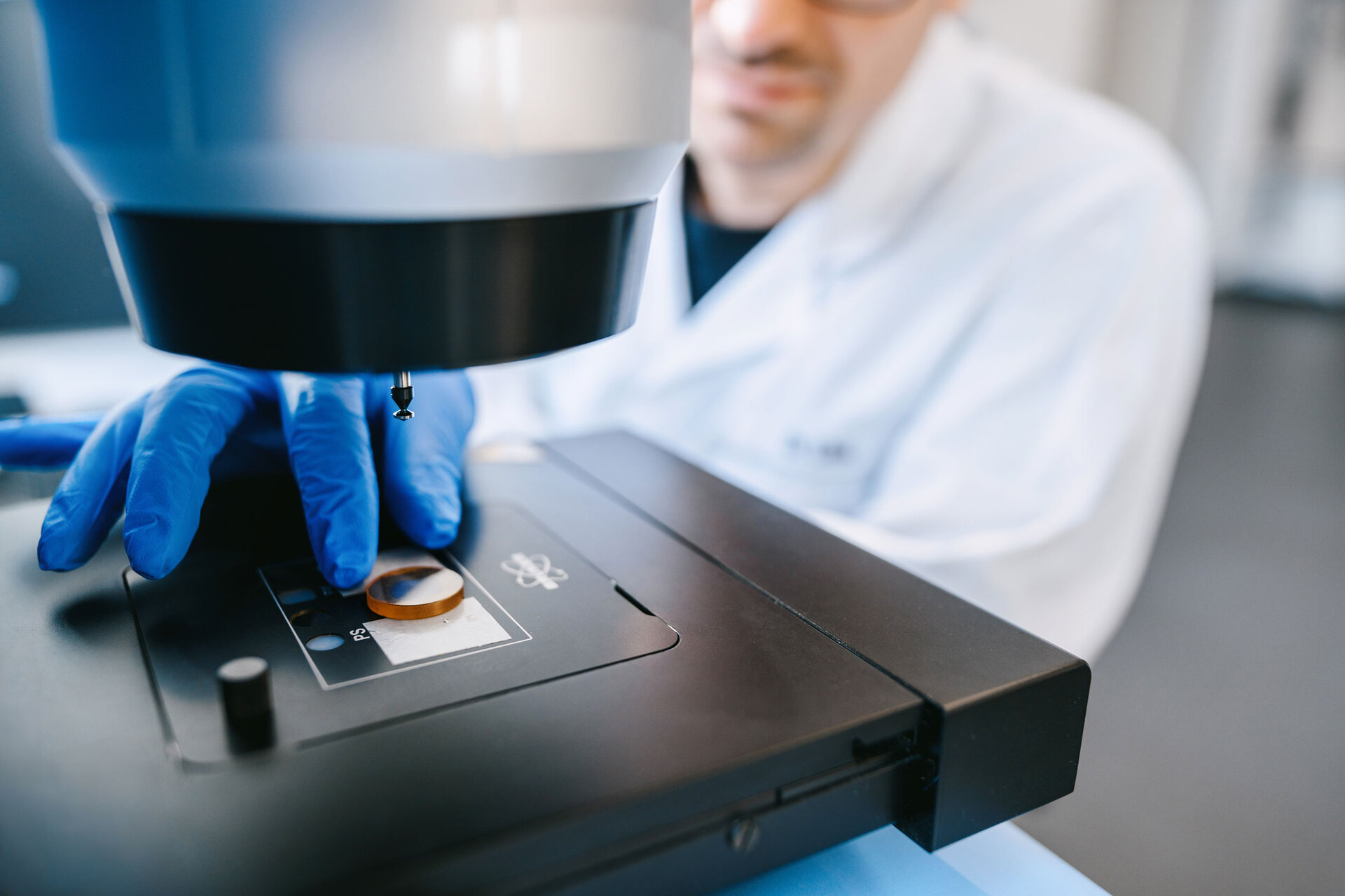 FTIR microscope in use for residue analysis on electronic assemblies at ZESTRON’s analytical center. | © @The Sour Cherry Fotografie - Michaela Curtis