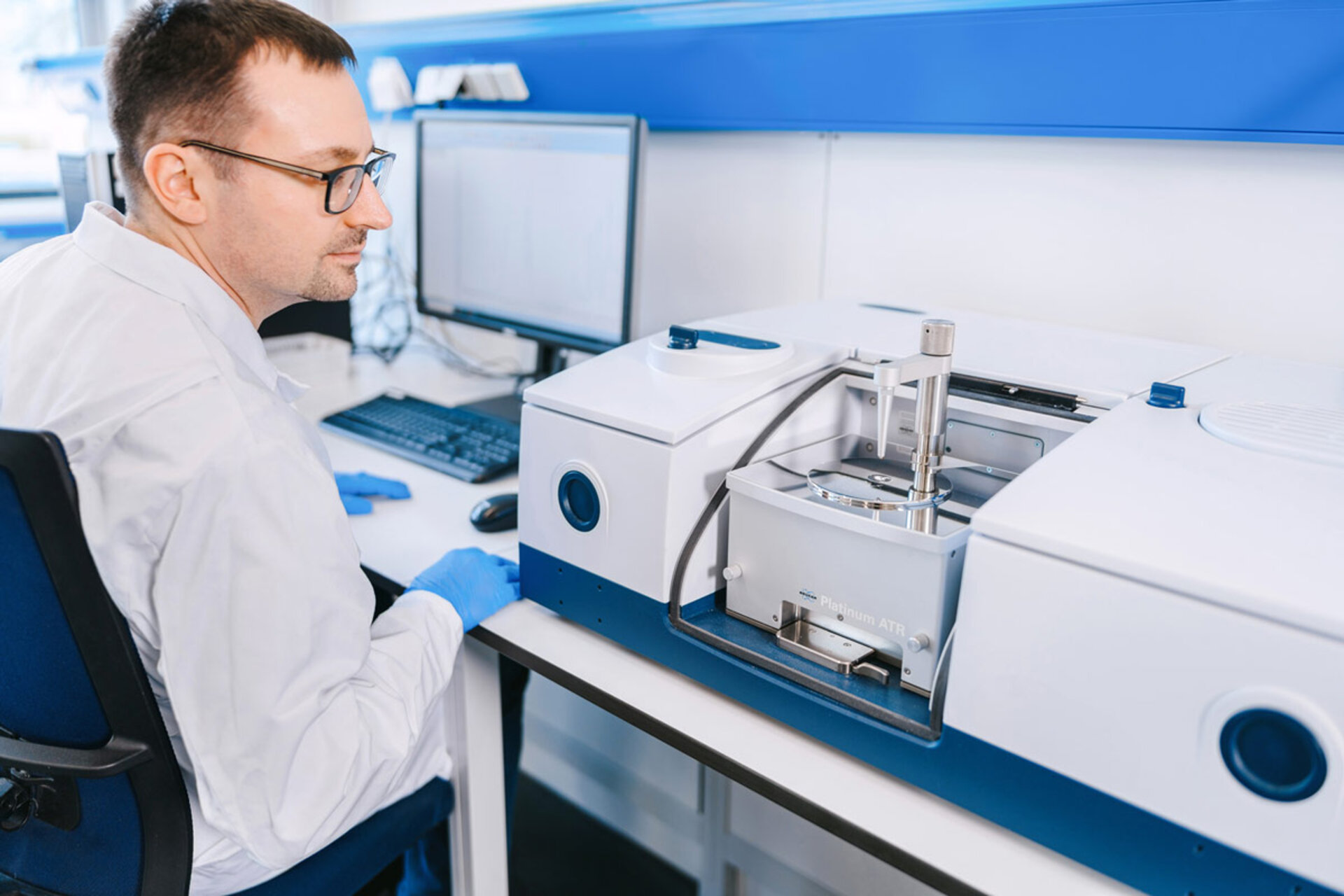 FTIR-Analyse bei ZESTRON zur Identifikation organischer Rückstände auf Leiterplatten. | © @The Sour Cherry Fotografie - Michaela Curtis