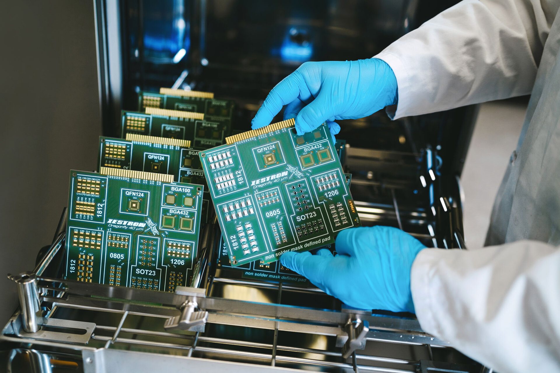 Open batch system after the cleaning process, showing cleaned PCBs that have been removed from the system. | © @The Sour Cherry Fotografie - Michaela Curtis