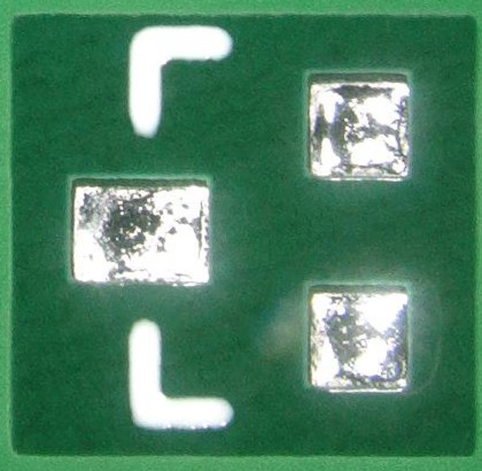 Es werden im Bild weiße Flecken auf einer Baugruppe durch unvollständig ausgehärtete Lötstoppmaske dargestellt. | © ZESTRON