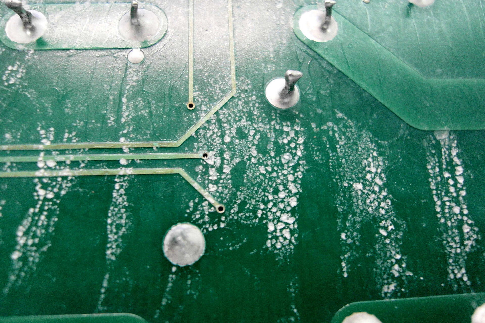 Weiße Flecken auf einer elektronischen Baugruppe sind zu sehen, aufgrund von Materialänderungen oder Prozessanpassungen. | © @ZESTRON