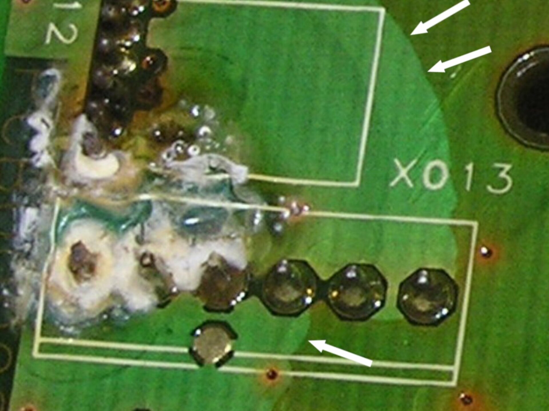 The picture shows delamination on a printed circuit board caused by inadequate cleaning before protective coating. | © @Zestron