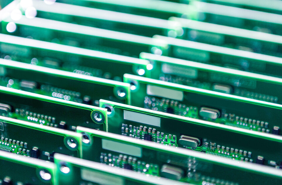 Les circuits imprimés sont alignés les uns à côté des autres, prêts pour le processus de nettoyage avant le Conformal Coating. | © Zestron