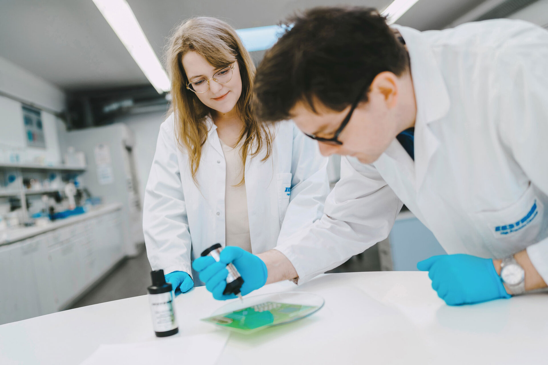 The picture shows the ZESTRON Coating Layer Test, which indicates defects in protective coatings by colouring them black in the application. | © @The Sour Cherry Fotografie - Michaela Curtis