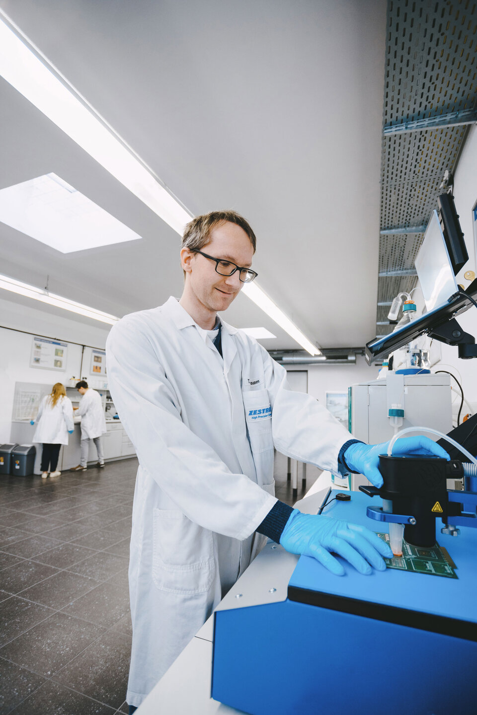 Ein Ingenieure führt eine Routineprüfung durch um die Schutzbeschichtung der PCB zu validieren. | © @The Sour Cherry Fotografie - Michaela Curtis