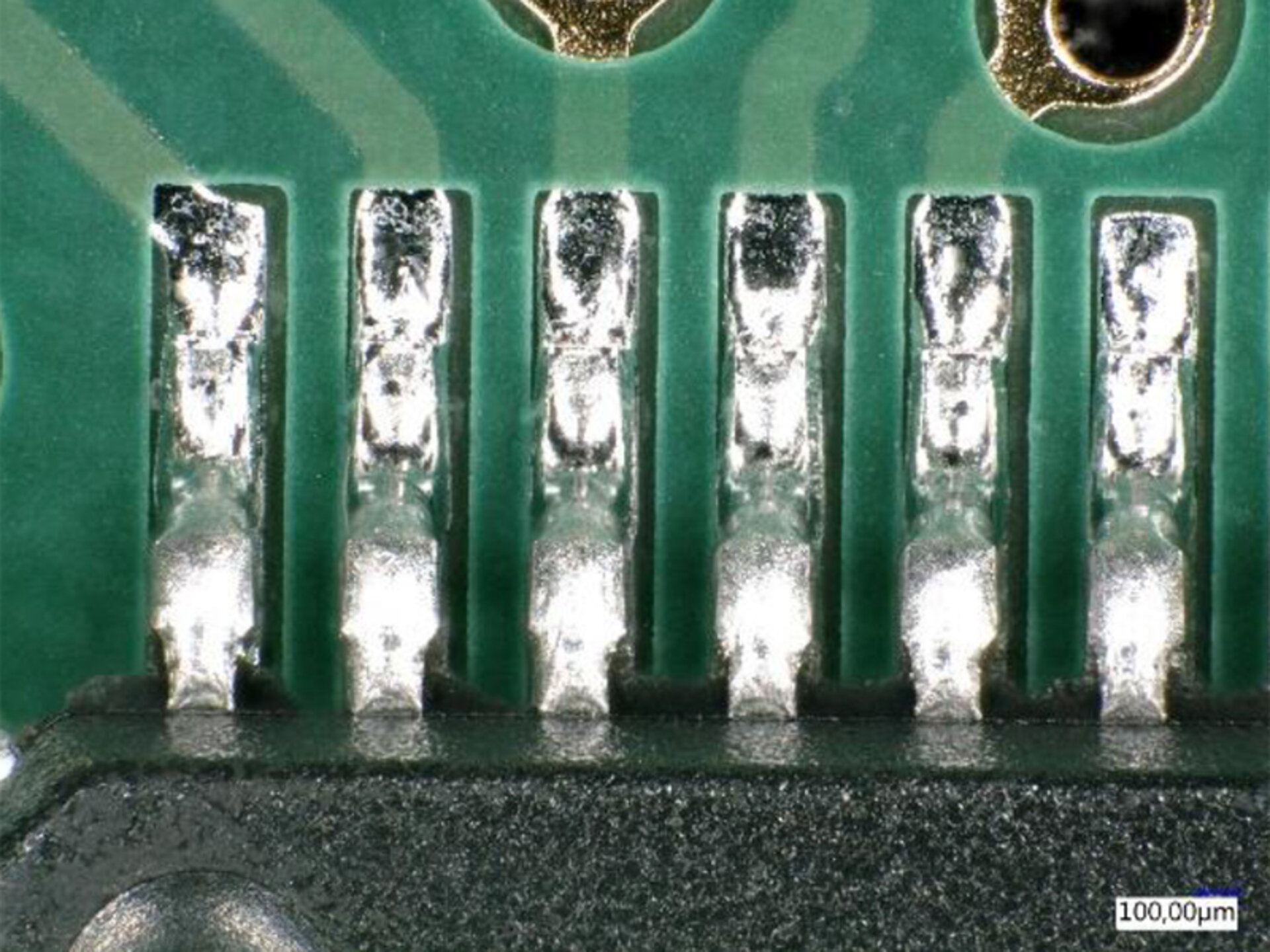 Gros plan sur une zone de fine pitch d'un circuit imprimé après nettoyage, sans résidus de flux visibles. | © @Zestron