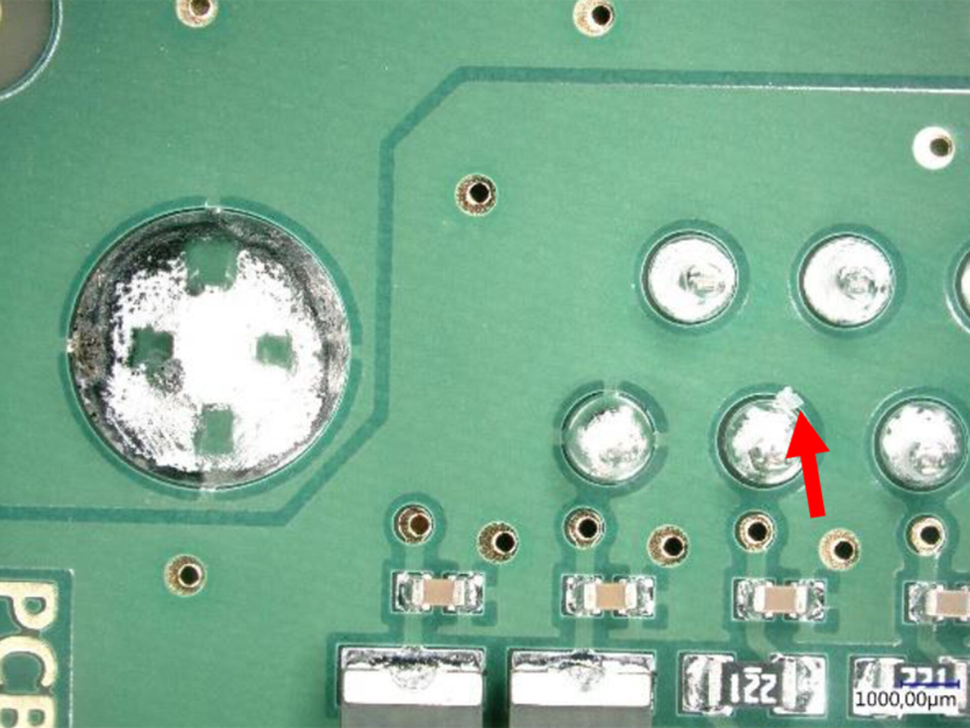 Gros plan d'un assemblage retouché ne montrant presque plus de résidus de flux après le nettoyage. | © @Zestron