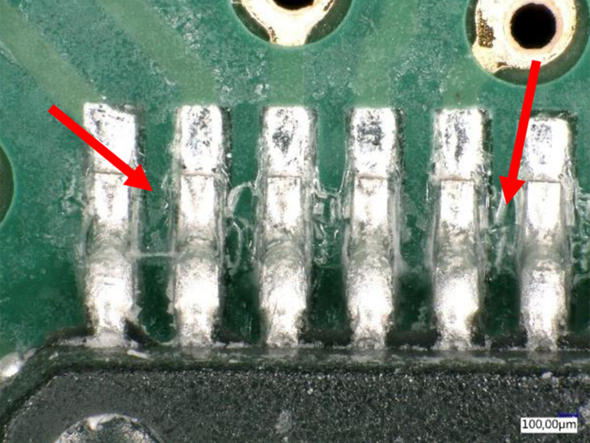 Sur l'image, on voit clairement des résidus de flux dans la zone de fine pitch d'un circuit imprimé avant le nettoyage. | © @Zestron