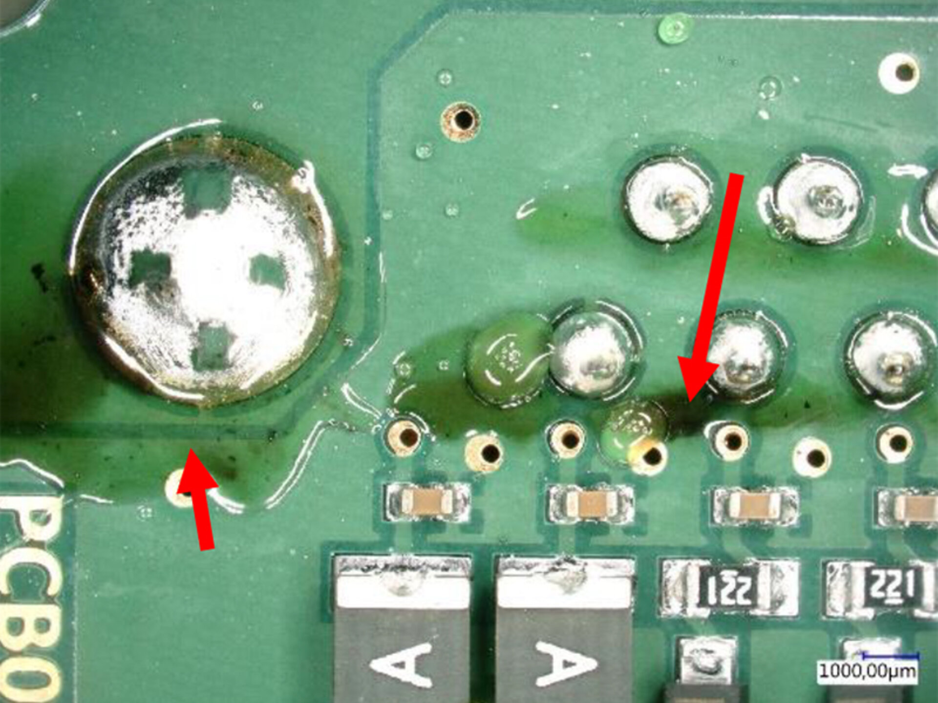 Gros plan sur un assemblage retouché avec des résidus de flux évidents avant le nettoyage. | © @Zestron