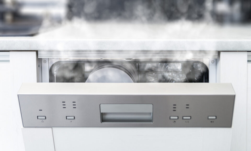 Korrosionsbedingte Migration auf Leiterplatten durch Feuchte und Kontamination. | © @Zestron