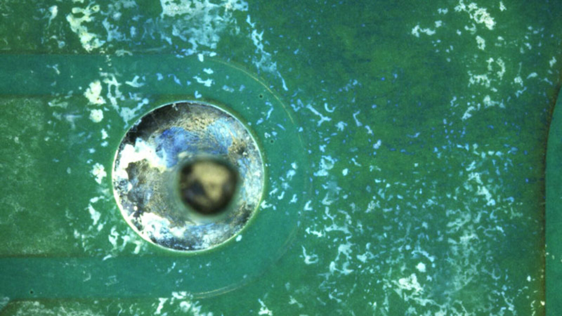 The picture shows residues on assemblies with the ZESTRON Flux Test, which shows visible flux activators by means of a colour reaction. | © @Zestron