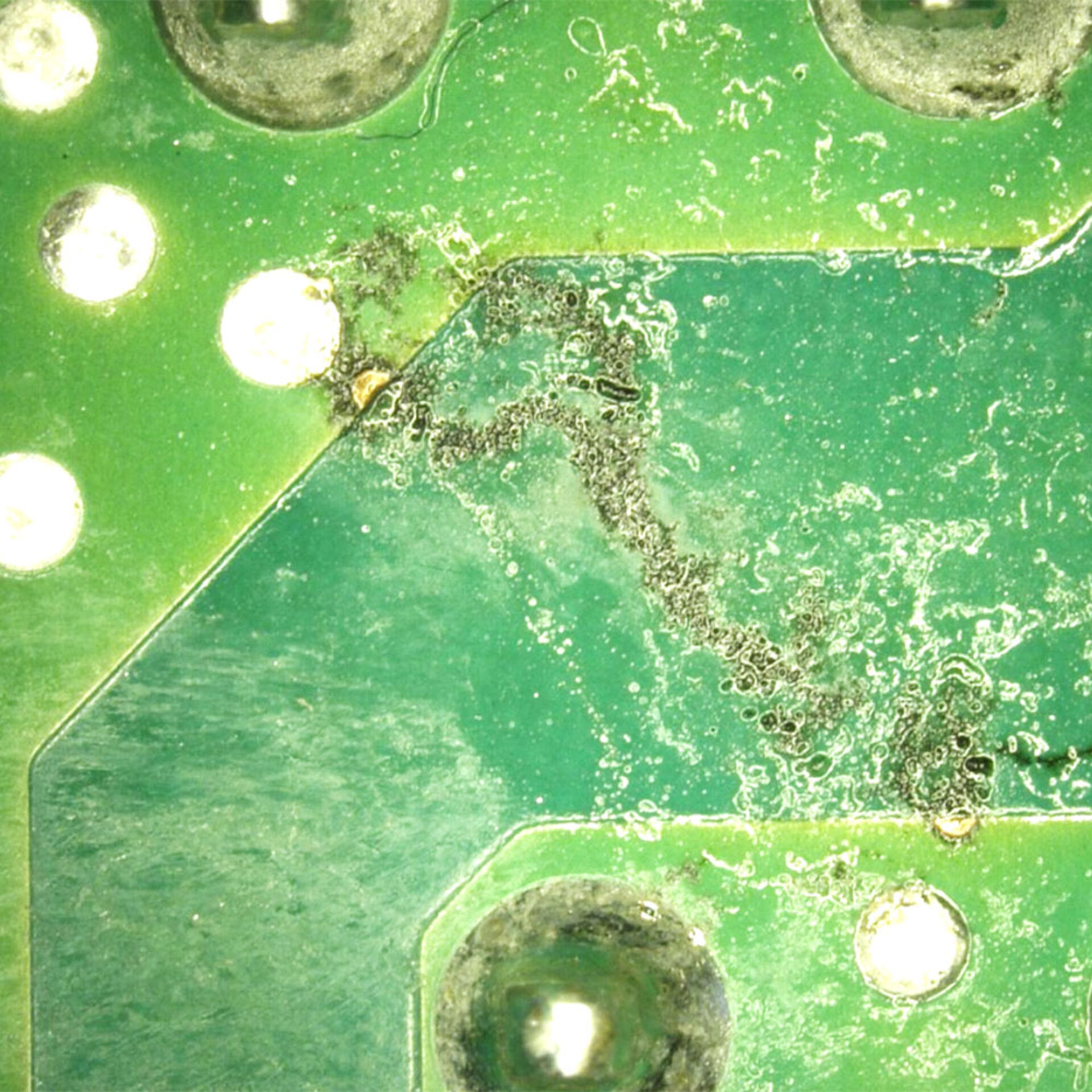 The picture shows an electronic assembly on which, due to considerable soiling and the intensive effects of temperature and humidity. | © @Zenstron