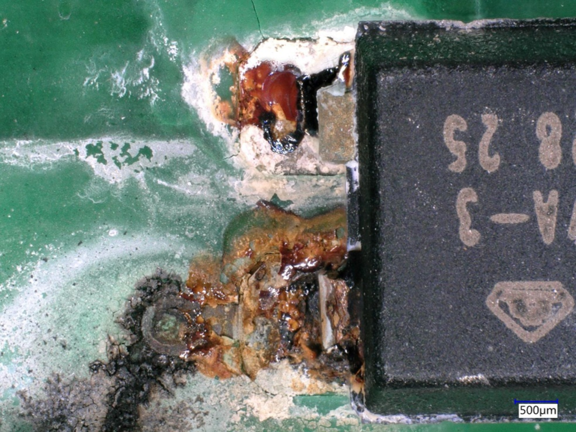 Rost und grüne Verfärbungen auf Leiterplatten werden gezeigt, die die Funktionsfähigkeit der Baugruppen stark beeinträchtigt.  | © @ZESTRON