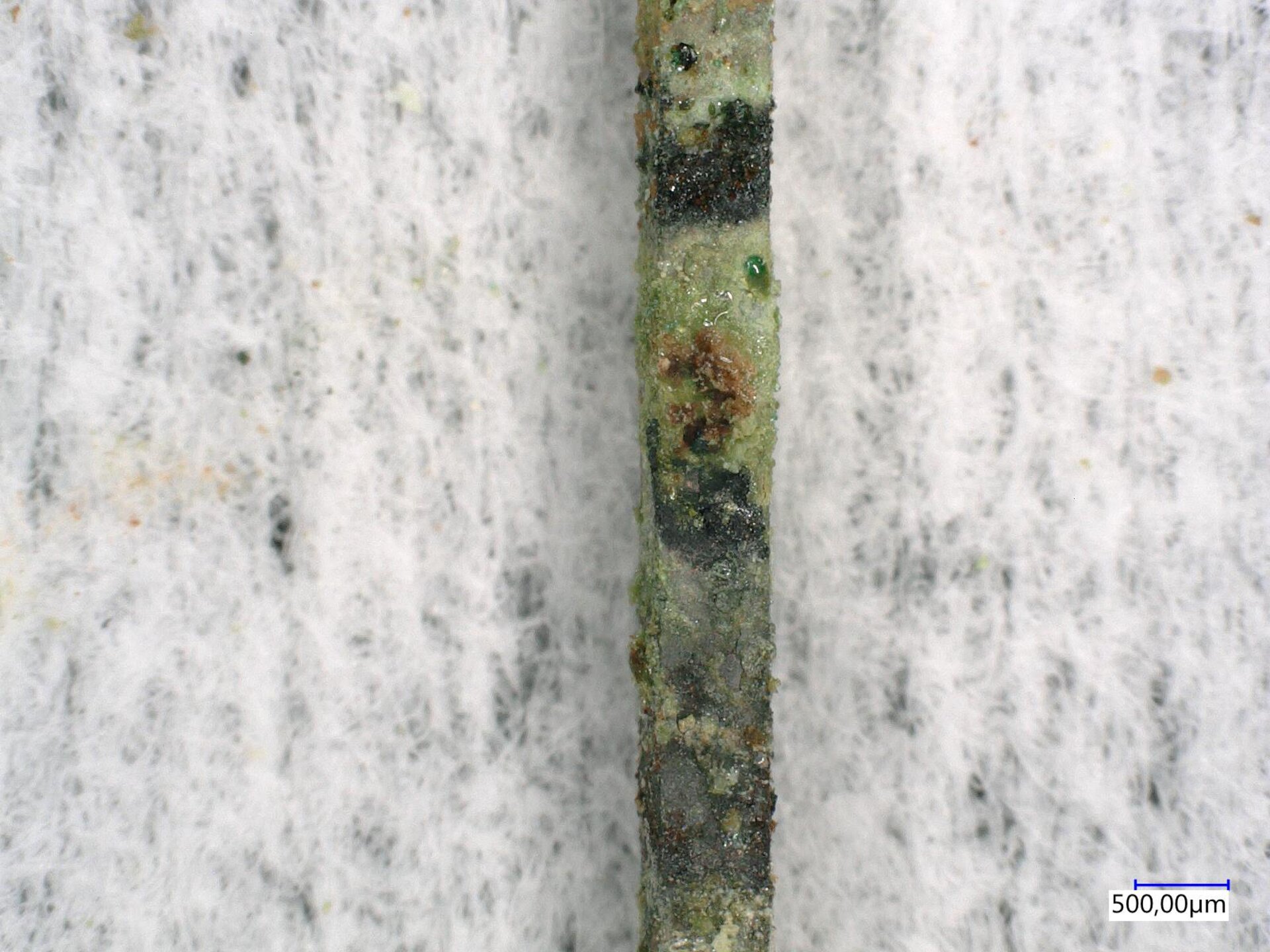 Des taches vertes sont visibles sur le circuit imprimé. | © Zestron