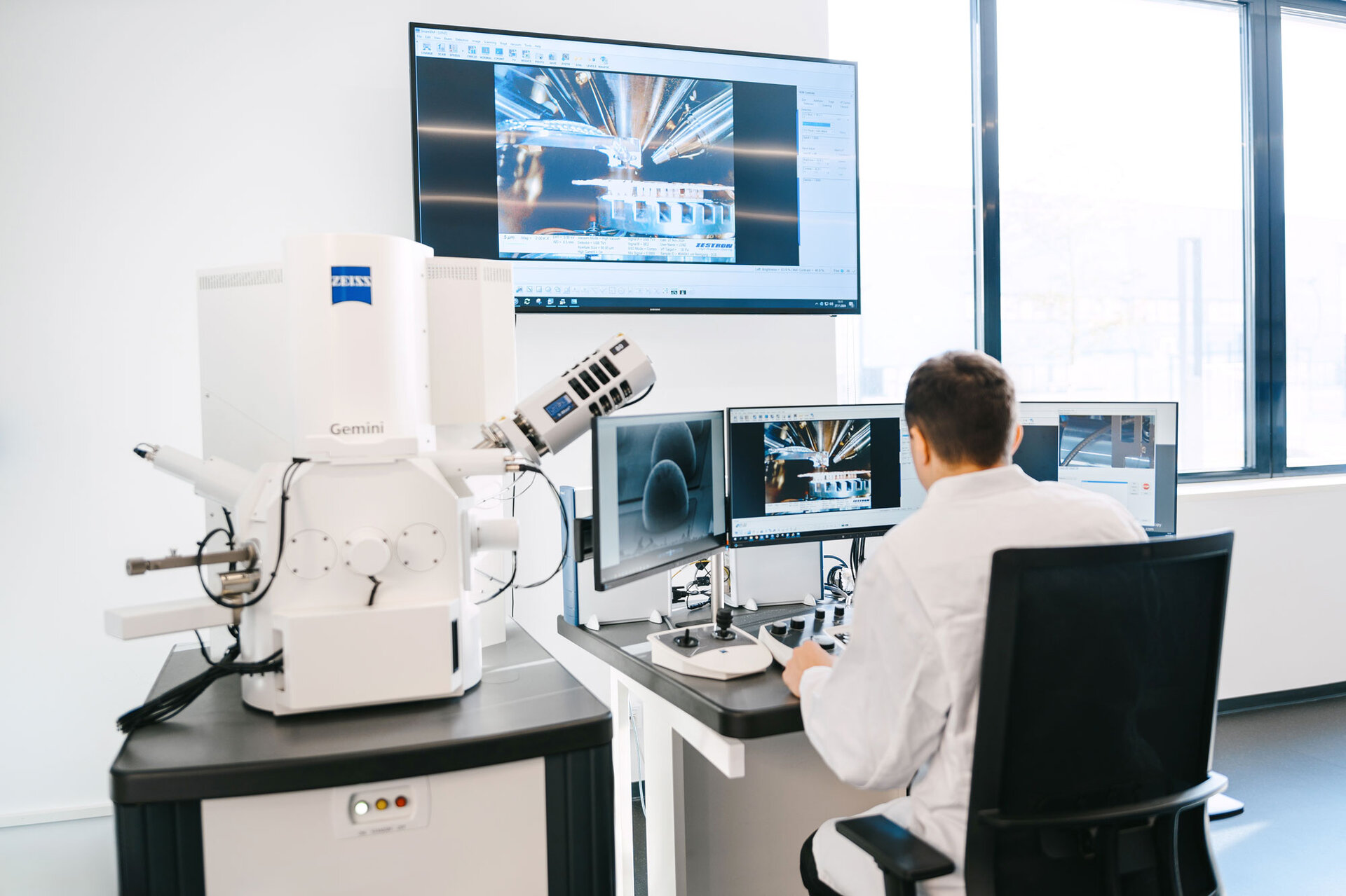 Fehleranalyse eines Power-Moduls mit SEM/EDX im Analytical Center | © @The Sour Cherry Fotografie - Michaela Curtis