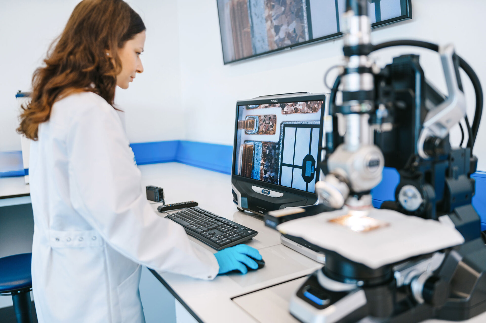 Laboranalyse eines Power-Moduls: Sichtprüfung der Oberflächenbeschaffenheit mit Mikroskop" | © @The Sour Cherry Fotografie - Michaela Curtis