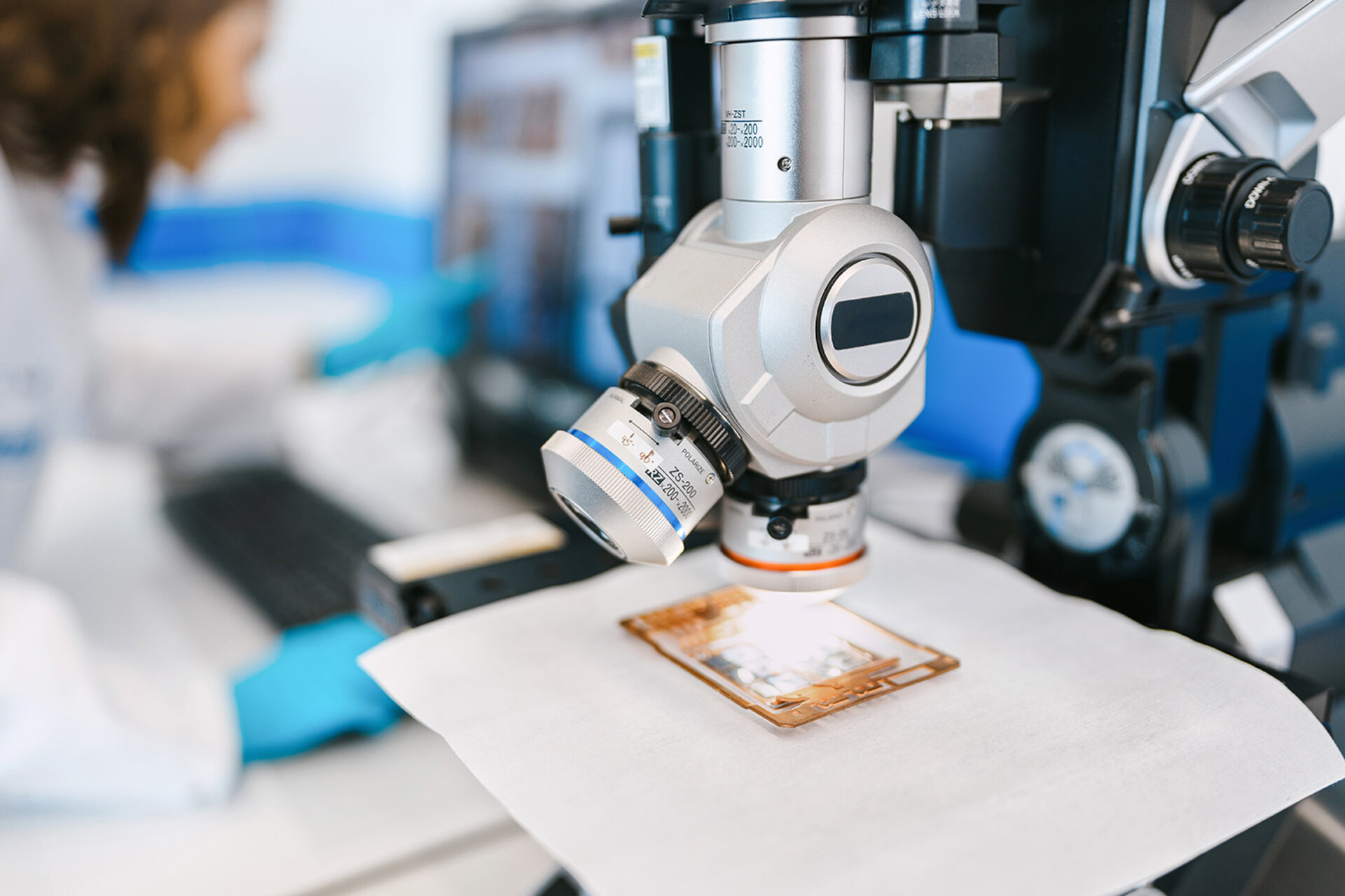 Oberflächenanalyse eines Halfbridge Power-Moduls mit Keyence-Mikroskop | © @The Sour Cherry Fotografie - Michaela Curtis