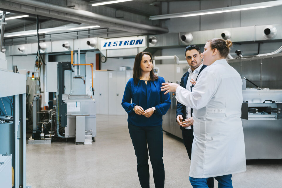 Konsultacja między inżynierem Zestron a dwoma klientami w centrum technicznym.  | © @The Sour Cherry Fotografie - Michaela Curtis