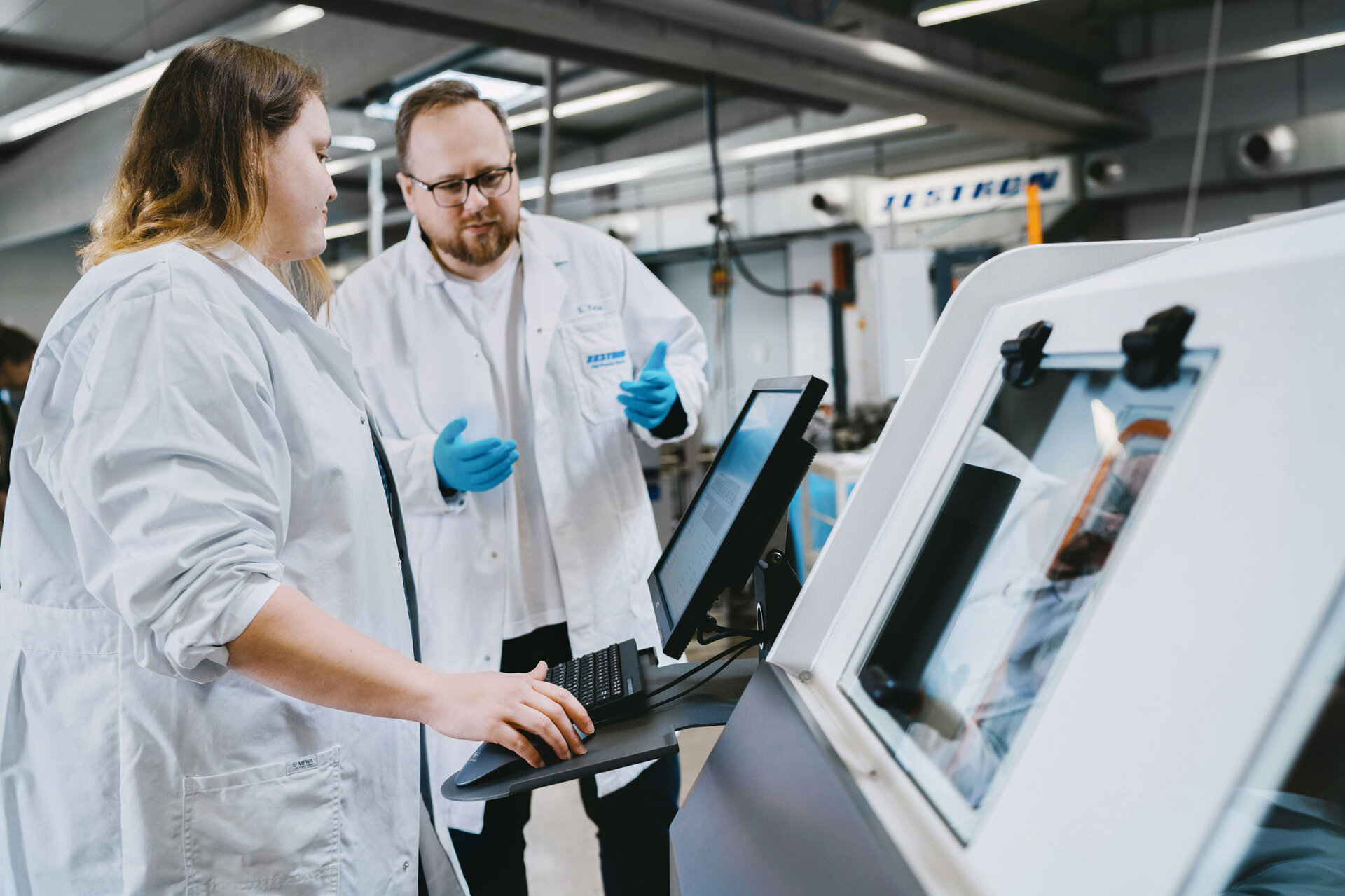 Welche Vorteile bietet die Inline-Reinigung für bestückte Leiterplatten in der SMT-Fertigung? | © @The Sour Cherry Fotografie - Michaela Curtis